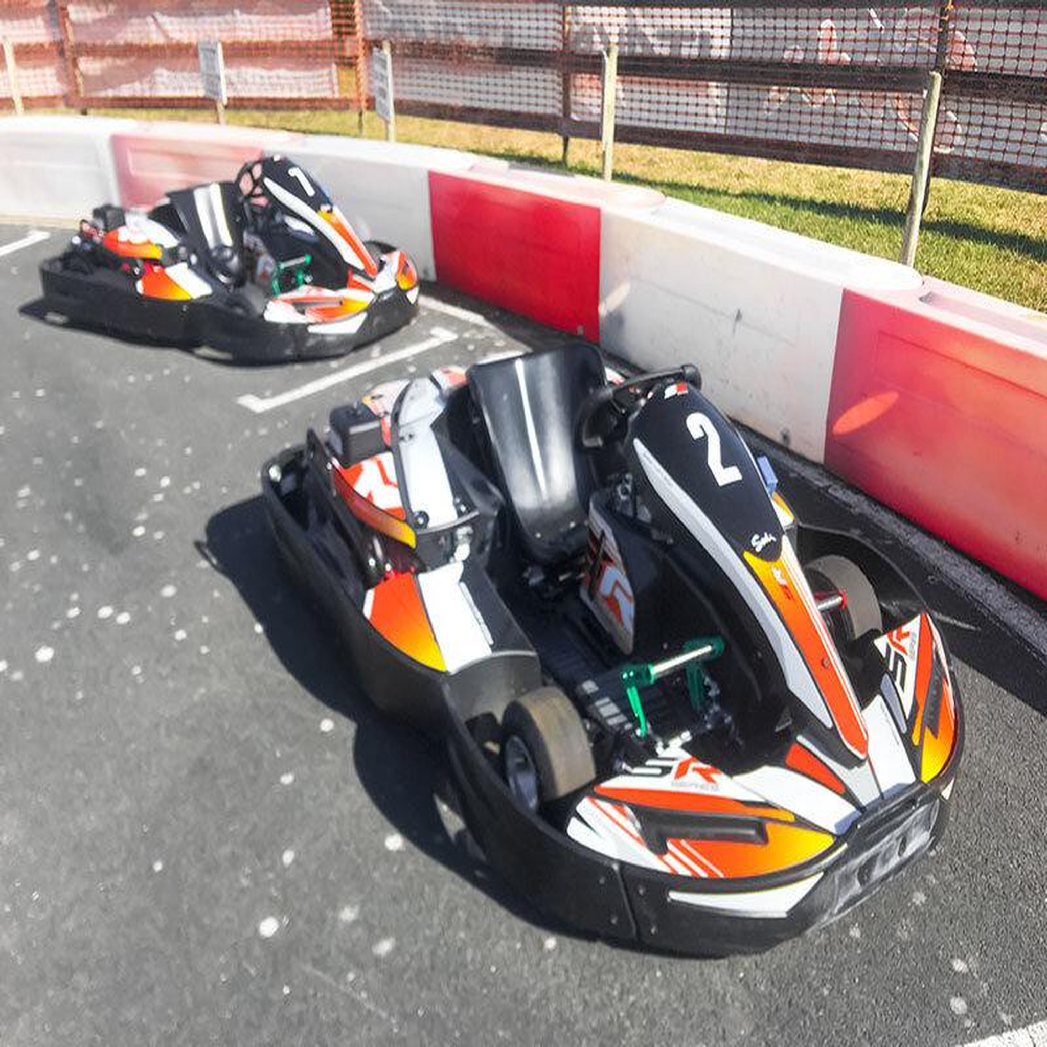 Voir la diapositive 2 : Smartbox Session de pilotage au volant d'un Fun Kart LR5 pour 2 enfants - Coffret Cadeau Sport & Aventure