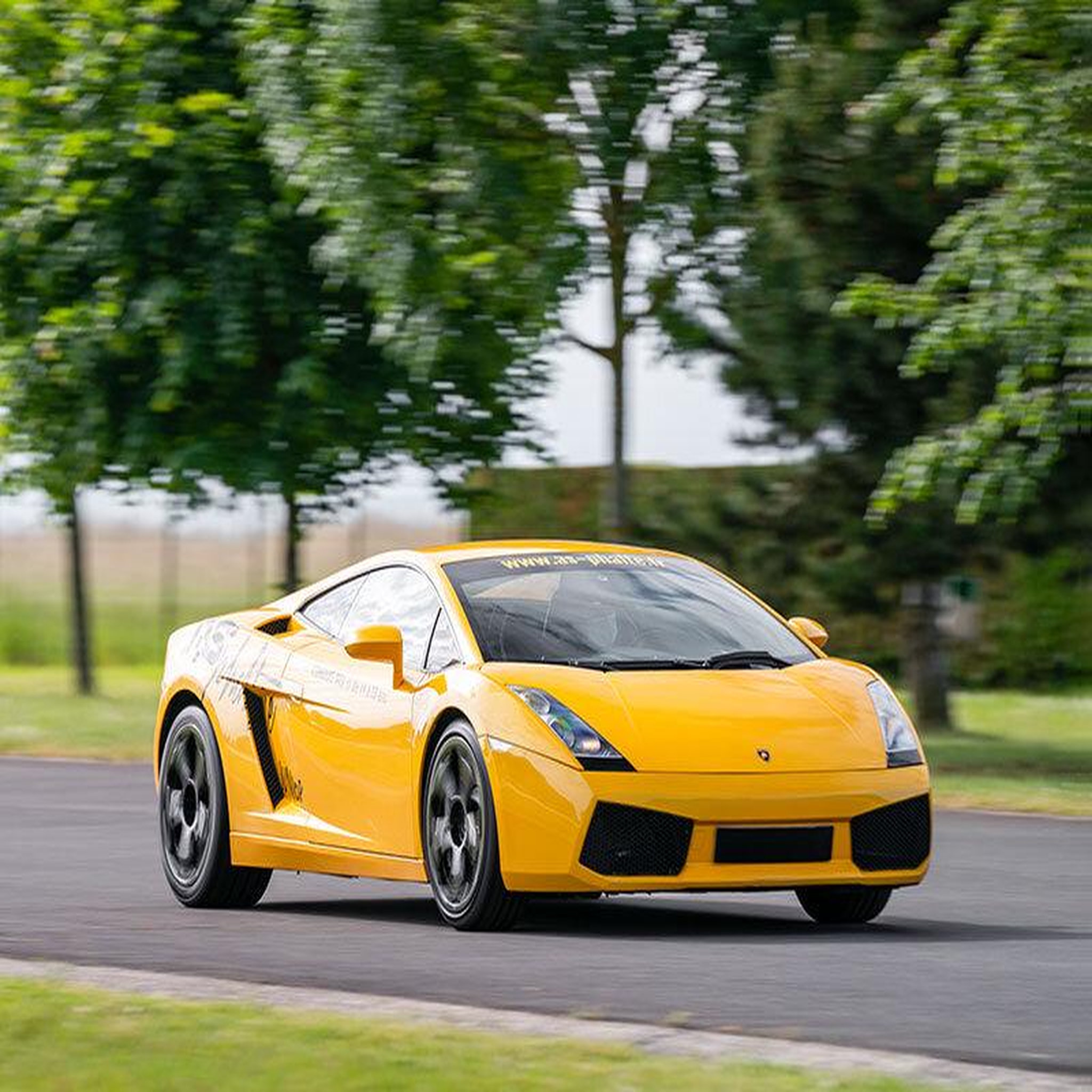 Voir la diapositive 5 : Smartbox Stage de conduite junior : 2 tours de circuit en lamborghini et 2 tours en porsche pour 1 enfant - coffret cadeau sport & aventure