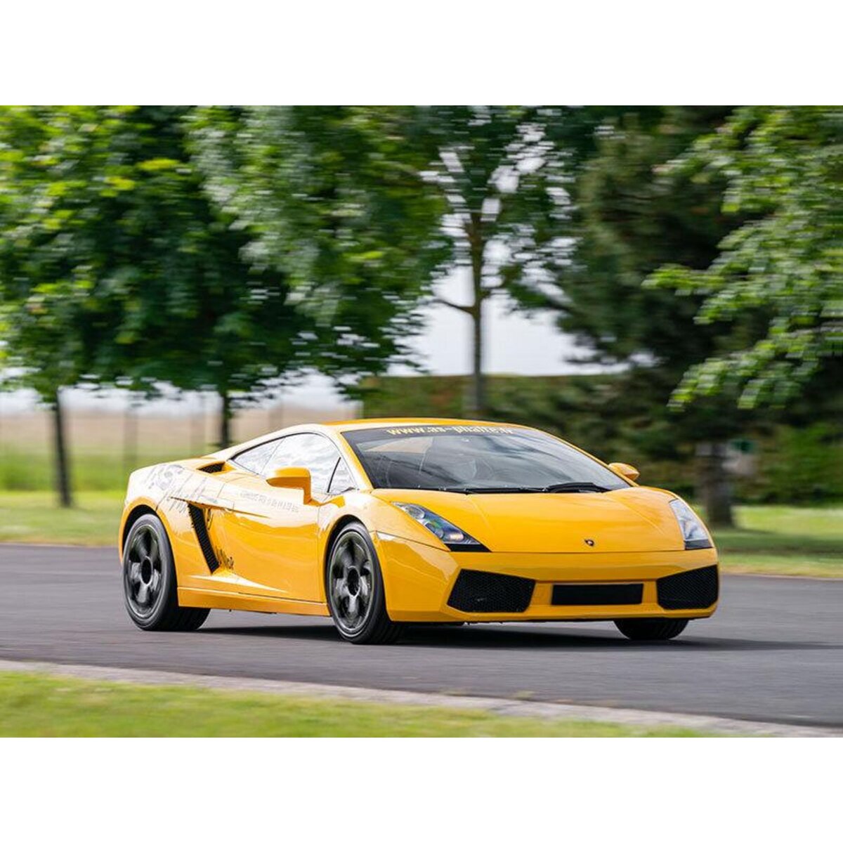 Smartbox Stage de conduite junior : 2 tours de circuit en Lamborghini et 2 tours en Porsche pour 1 enfant - Coffret Cadeau Sport & Aventure