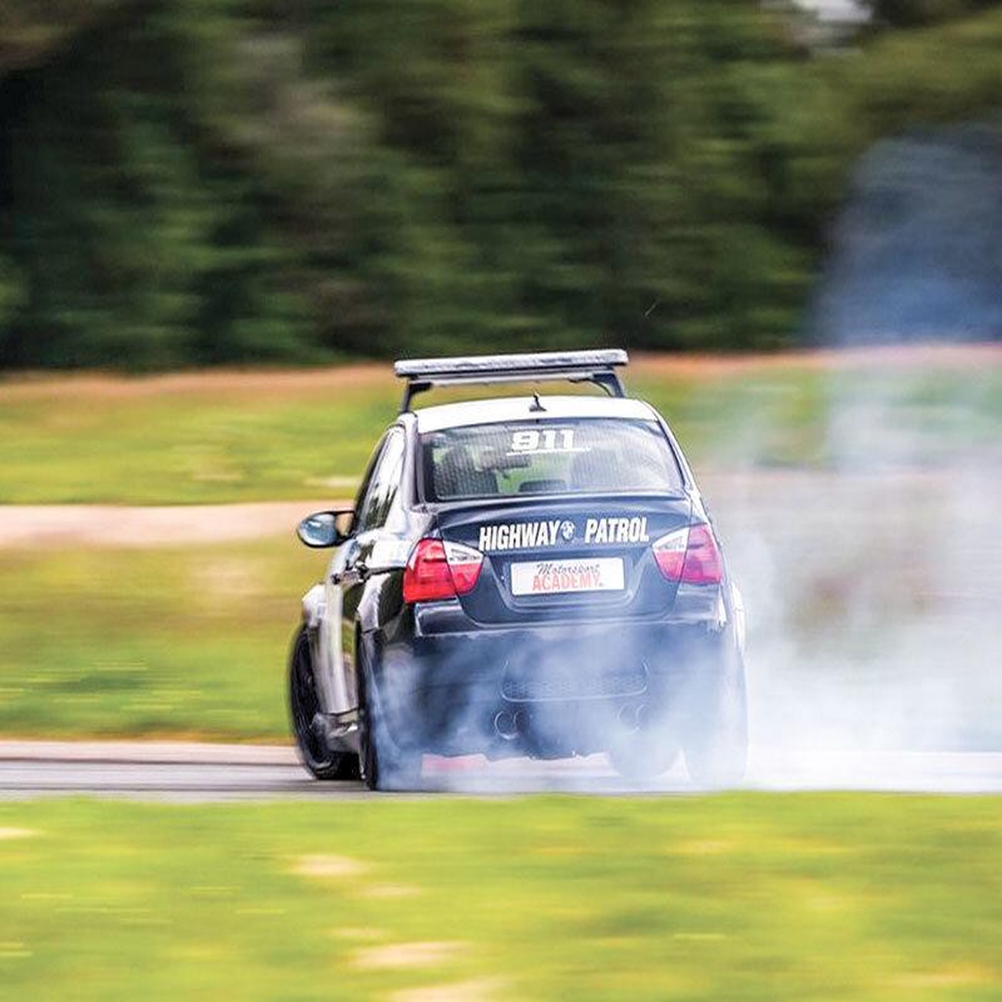 Voir la diapositive 3 : Smartbox Baptême de 2 tours de drift en passager d'une BMW M3 avec pilote professionnel - Coffret Cadeau Sport & Aventure
