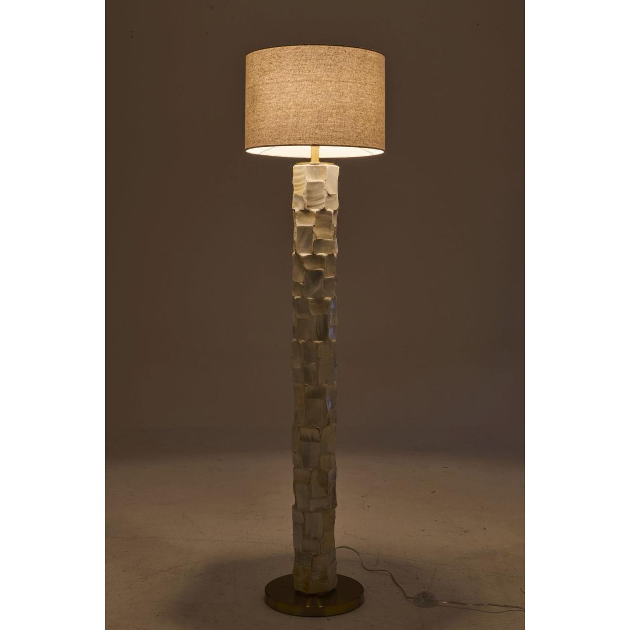 Voir la diapositive 5 : J-LINE Lampadaire coquillage  effet perlé  156cm blanc cassé
