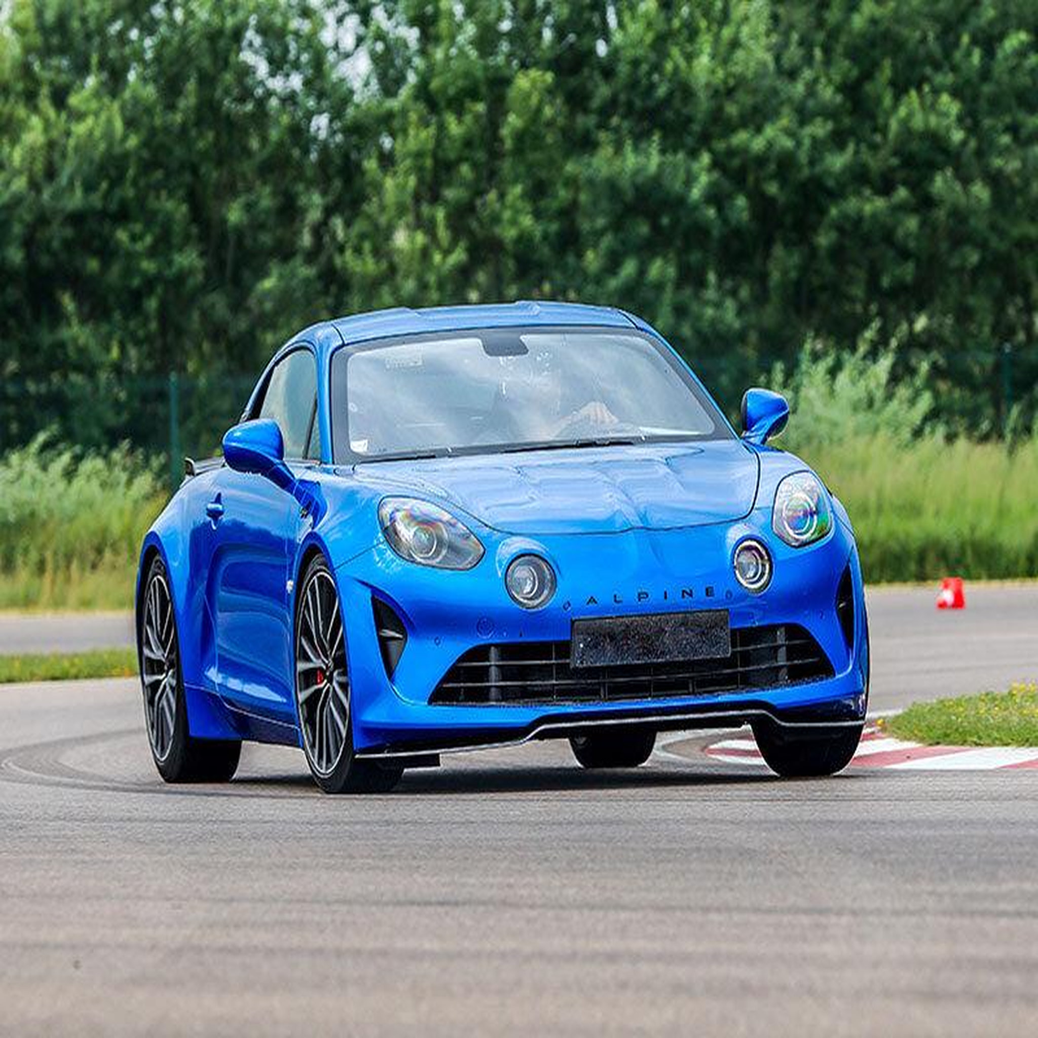Voir la diapositive 3 : Smartbox Stage de pilotage multivolant : 2 tours en Alpine et 2 tours en Lamborghini Gallardo sur le circuit du Luc - Coffret Cadeau Sport & Aventure