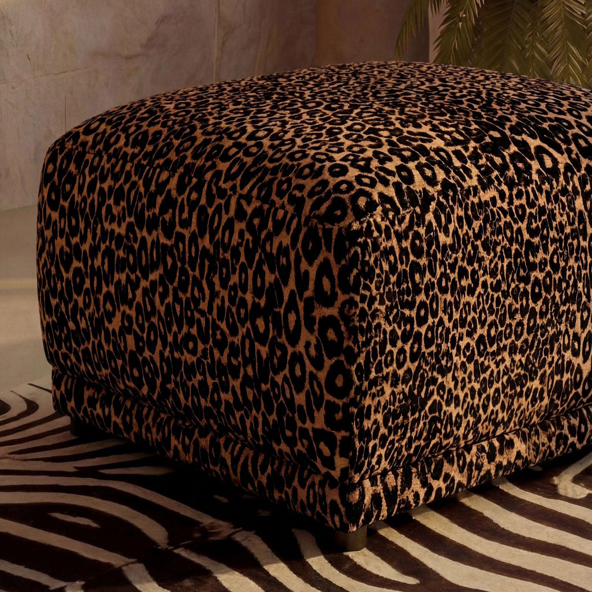 Voir la diapositive 6 : CASANOVA PARIS Rosalie - pouf en tissu imprimé animalier 102x83x46