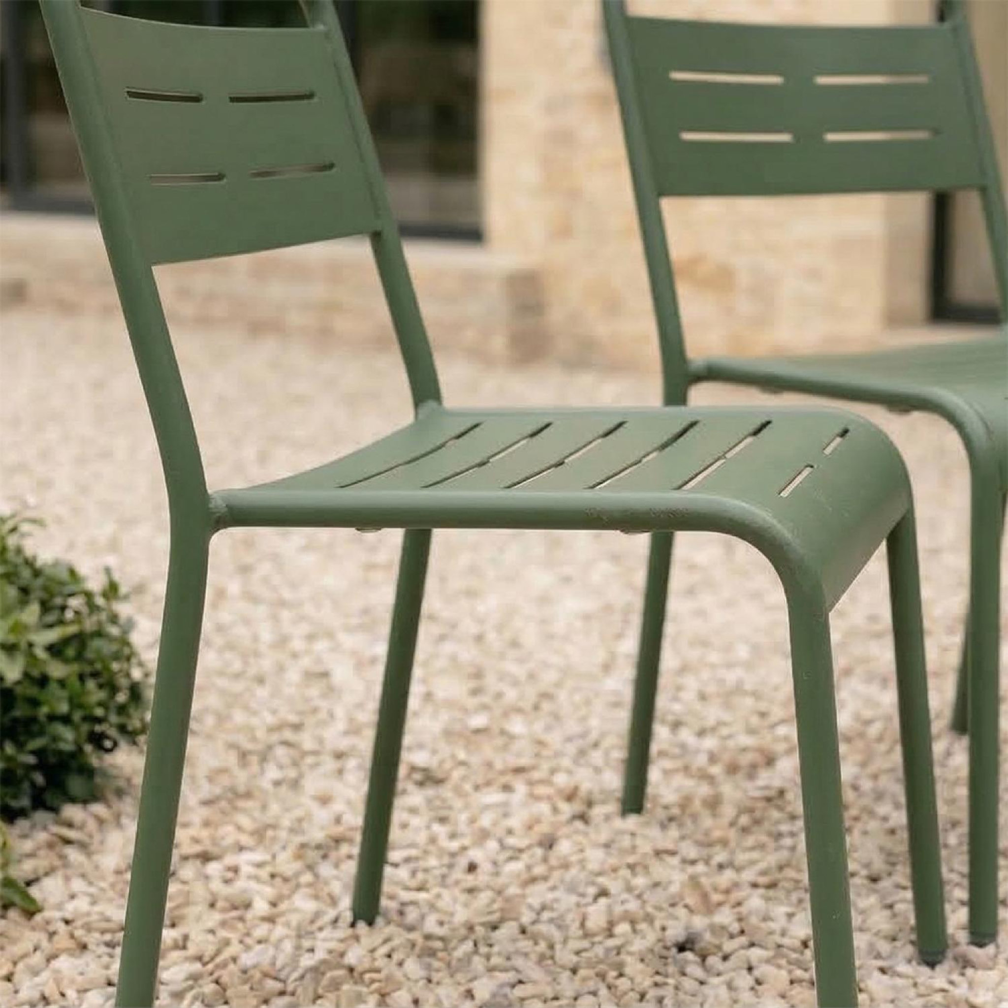 Voir la diapositive 5 : CONCEPT USINE Ensemble de 4 chaises de jardin empilables vertes bergame