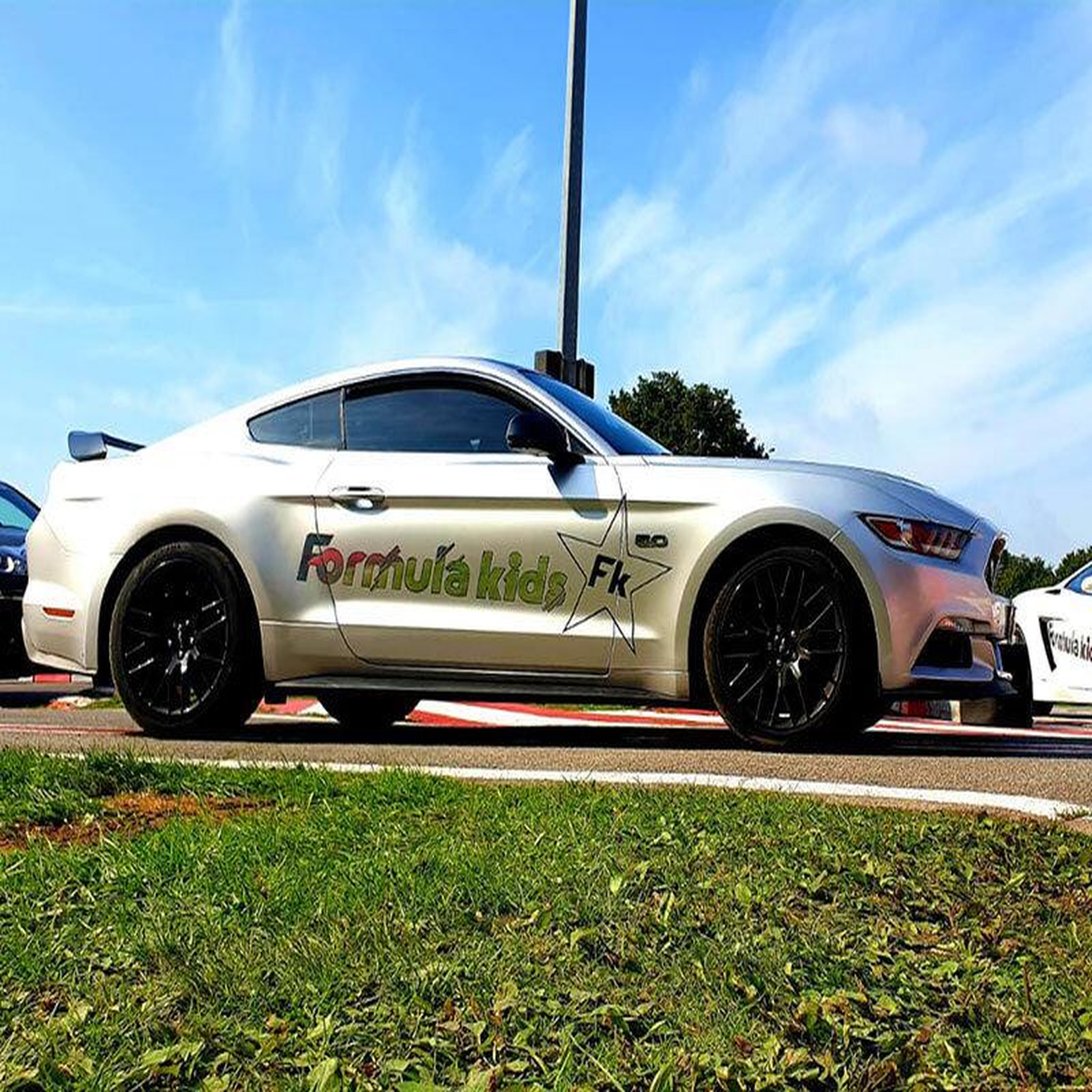Voir la diapositive 4 : Smartbox Stage pilotage enfant : 3 tours de circuit au volant d'une Ford Mustang V8 - Coffret Cadeau Sport & Aventure