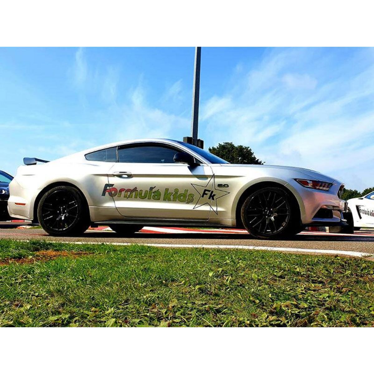 Smartbox Stage pilotage enfant : 3 tours de circuit au volant d'une Ford Mustang V8 - Coffret Cadeau Sport & Aventure
