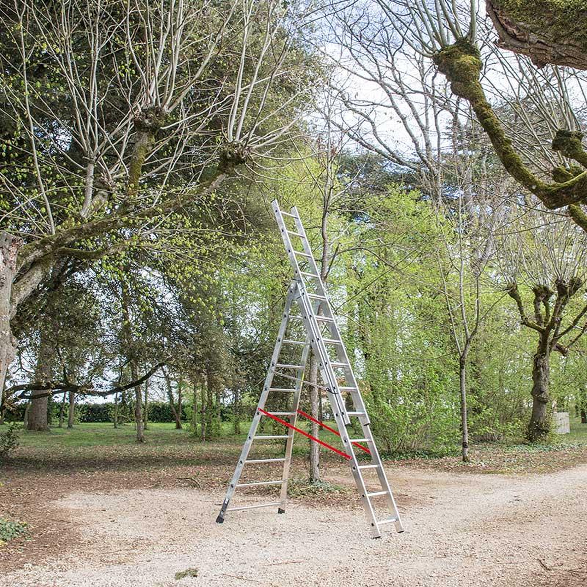 Voir la diapositive 5 : HAILO Echelle transformable base évasée 3 plans 3x10 échelons 6m/6,8m en alu Hailo Premium