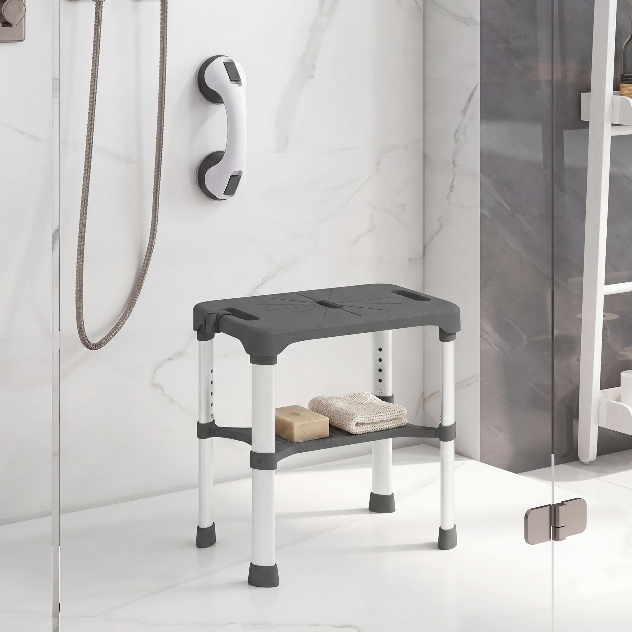 Voir la diapositive 2 : HOMCOM Tabouret de douche réglable avec poignée ventouses étagère support pommeau intégrés