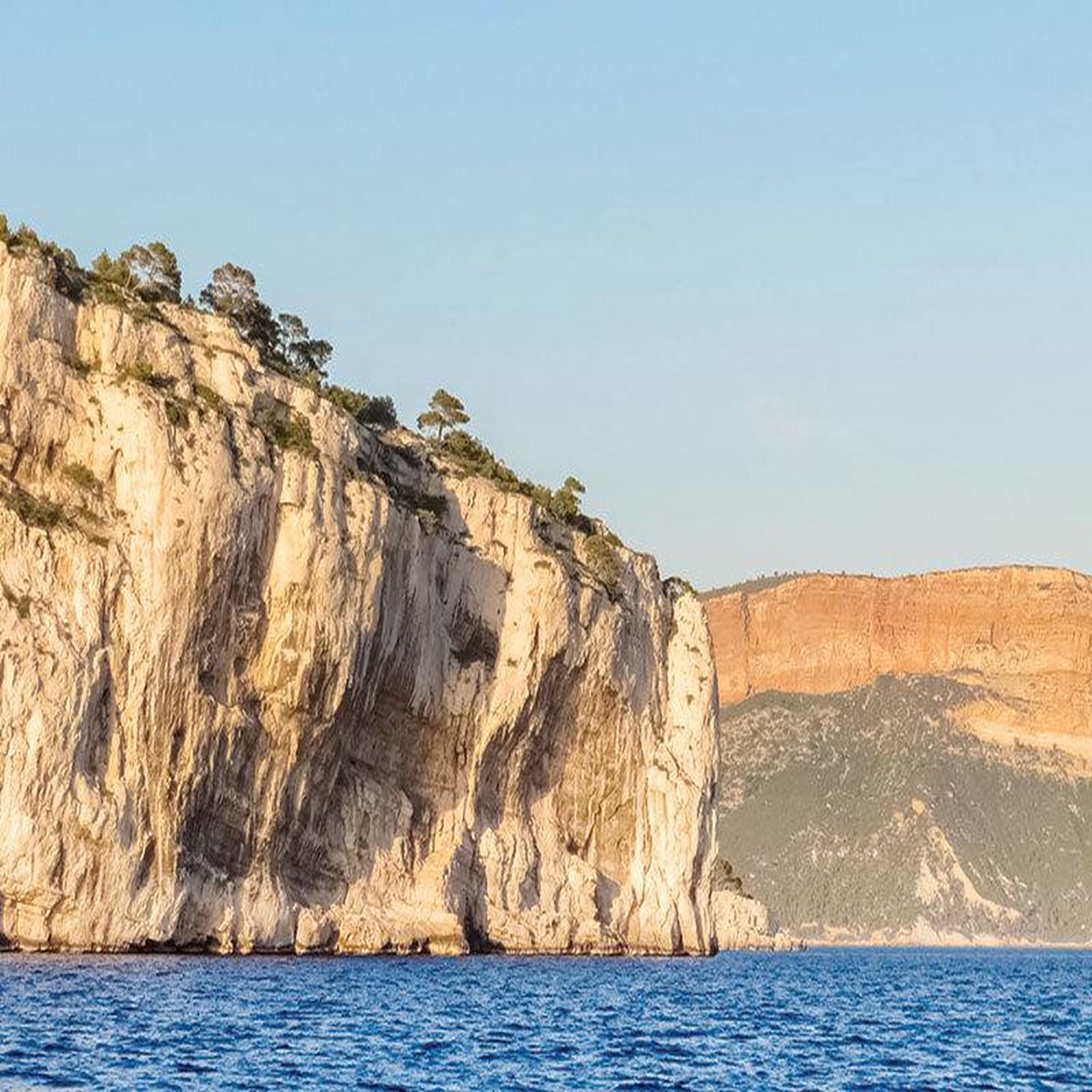 Voir la diapositive 3 : Smartbox 3h30 de croisière au soleil couchant vers les îles du frioul pour 2 - coffret cadeau sport & aventure