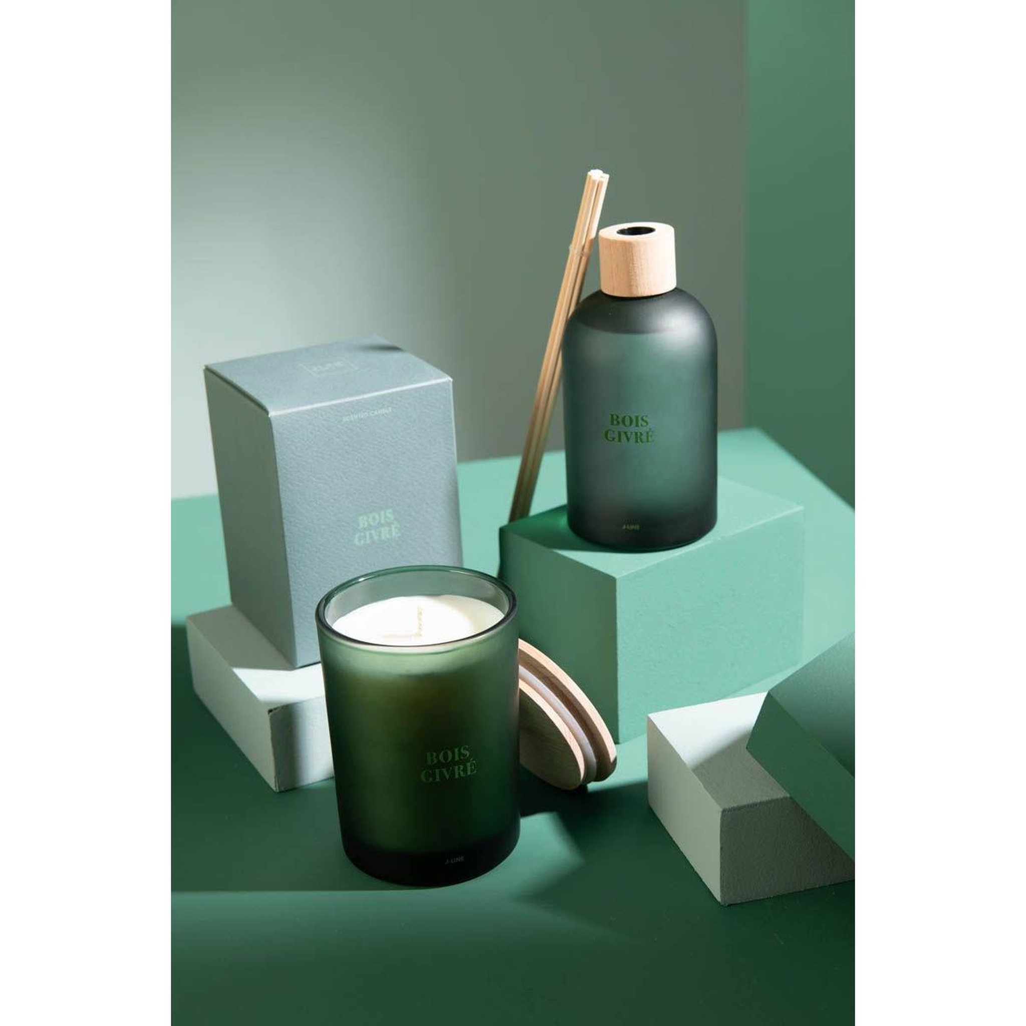 Voir la diapositive 6 : J-LINE Diffuseur de parfum  accords essentiels  250ml bois givré