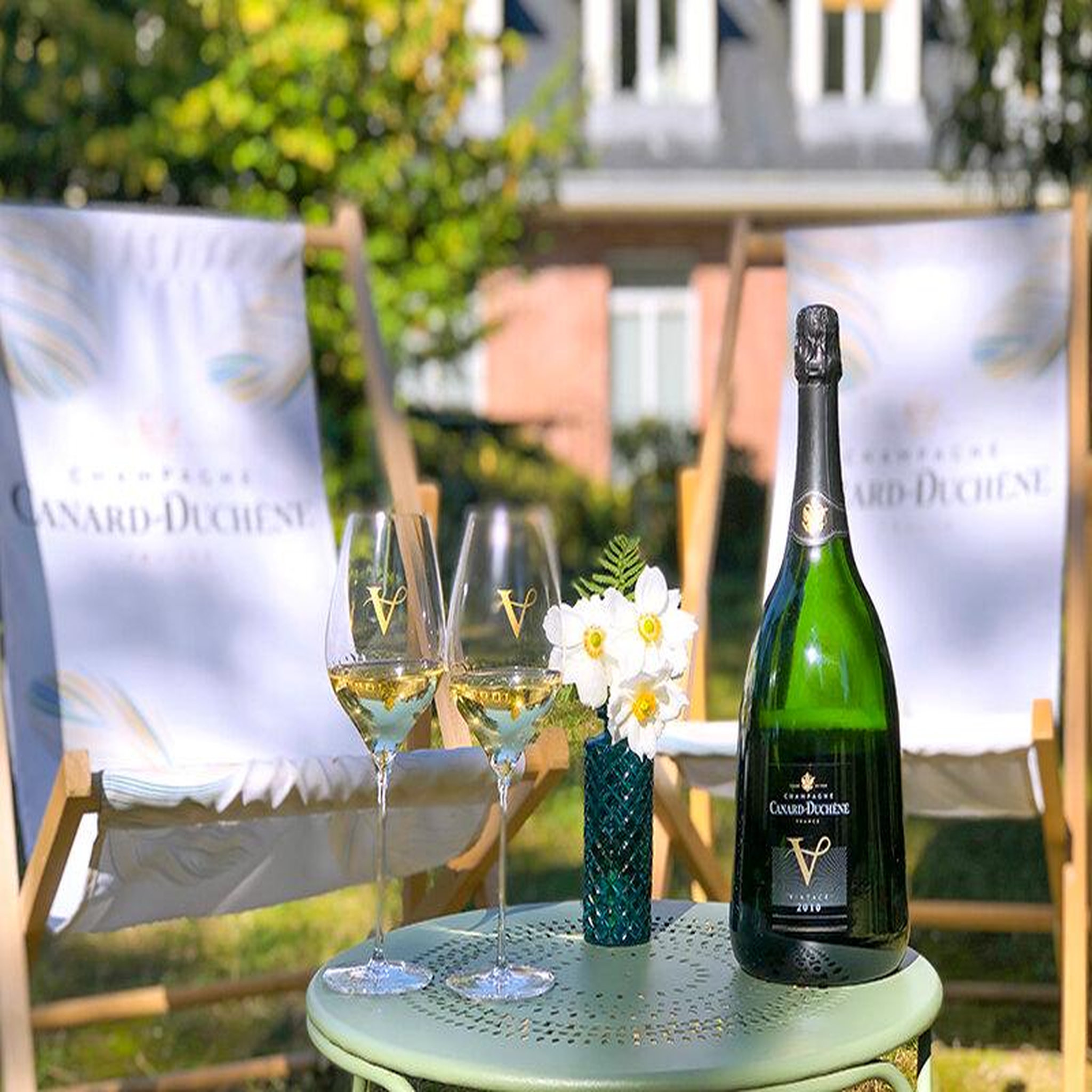 Voir la diapositive 2 : Smartbox Initiation au sabrage, visite de caves et bouteille de champagne près de Reims - Coffret Cadeau Gastronomie