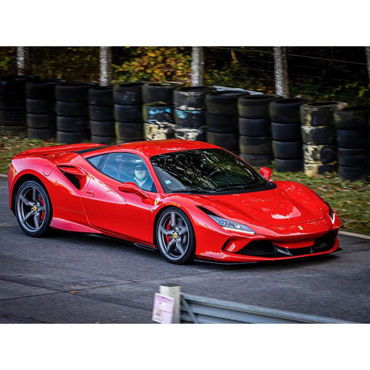 Smartbox Stage de pilotage : 4 tours sur le circuit de La Ferté-Gaucher en Ferrari F8 Tributo - Coffret Cadeau Sport & Aventure