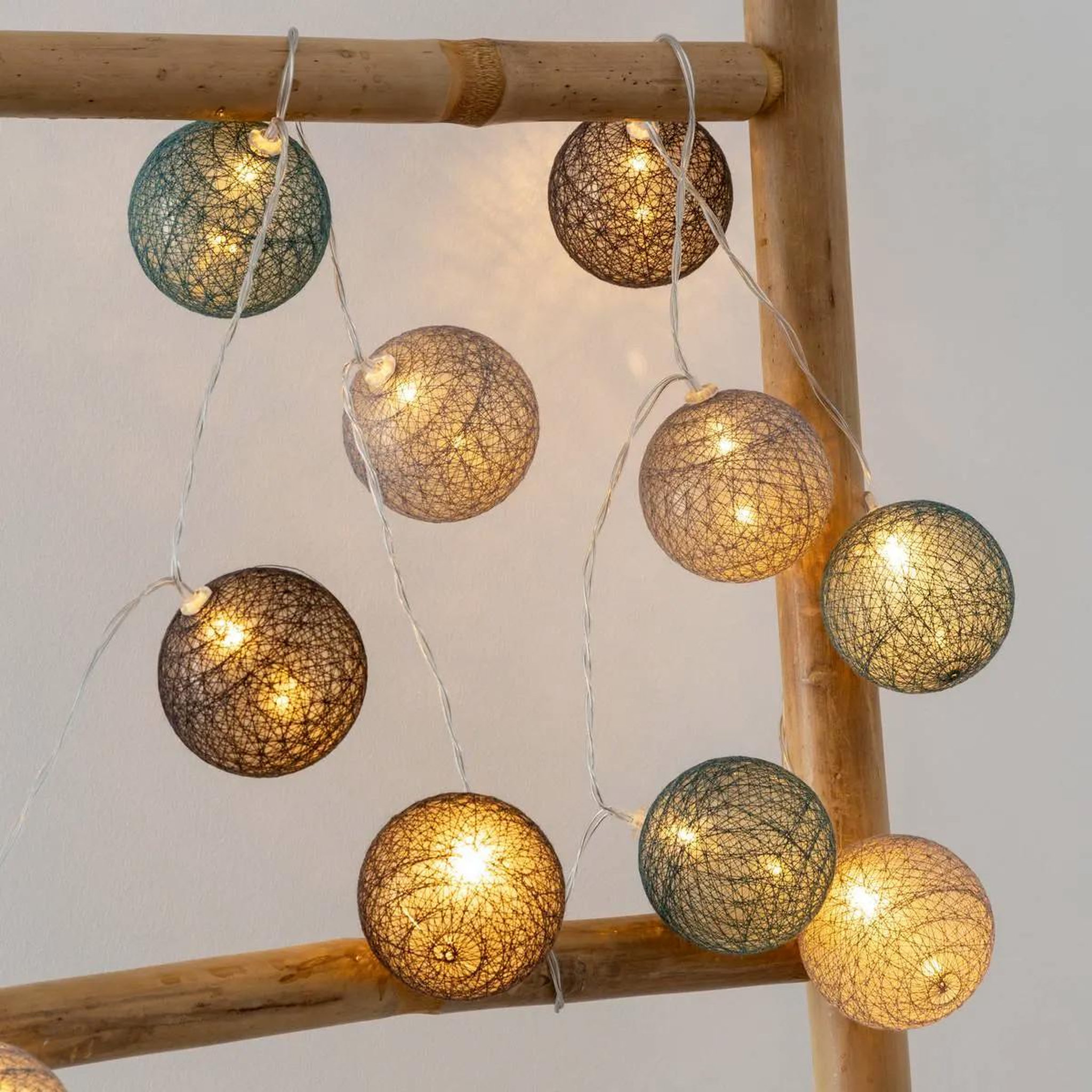 Voir la diapositive 2 : ATMOSPHERA Guirlande led 10 boules  winter  165cm multicolore