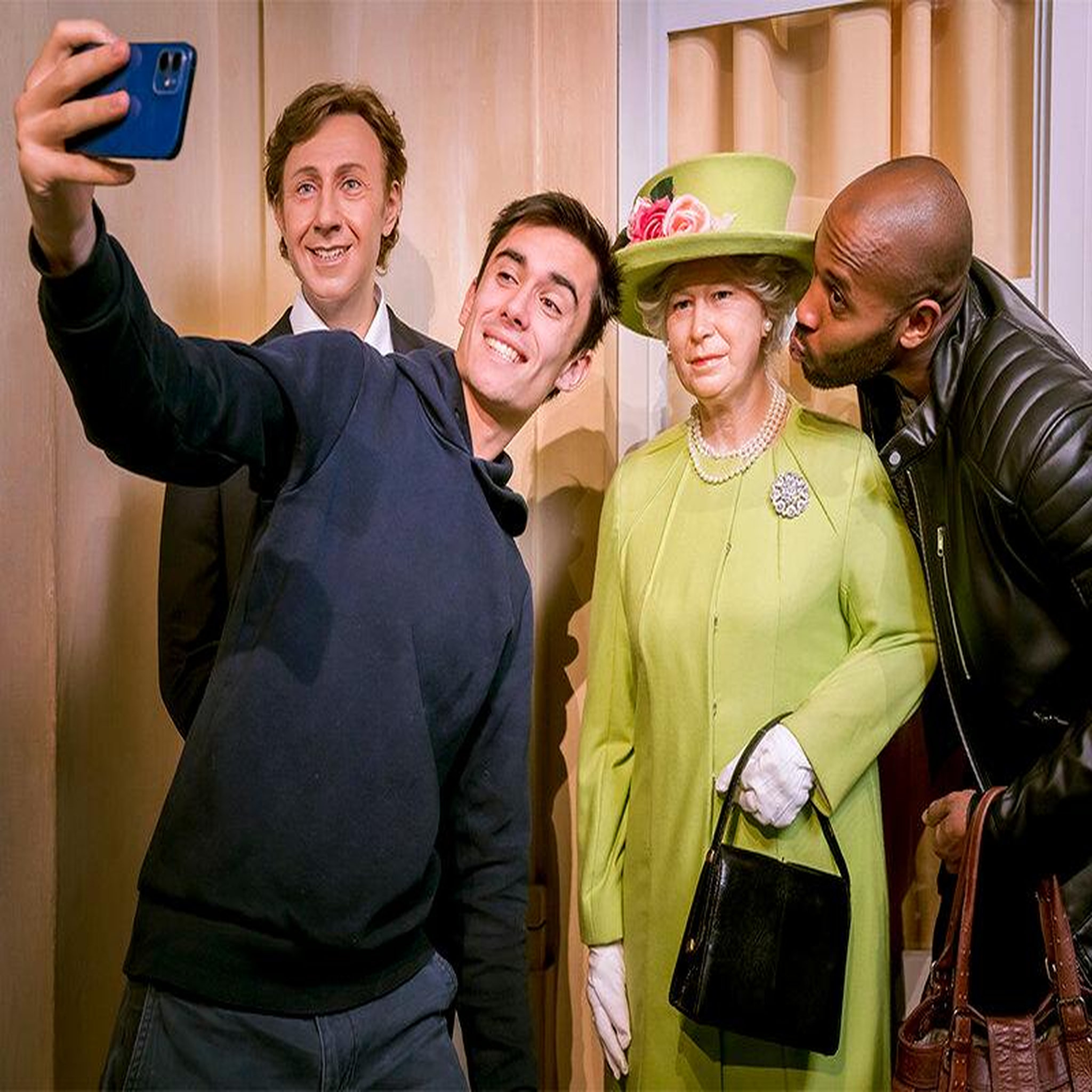 Voir la diapositive 4 : Smartbox Rencontre avec les plus grands en 2024 : 2 entrées adultes pour le musée Grévin de Paris - Coffret Cadeau Multi-thèmes
