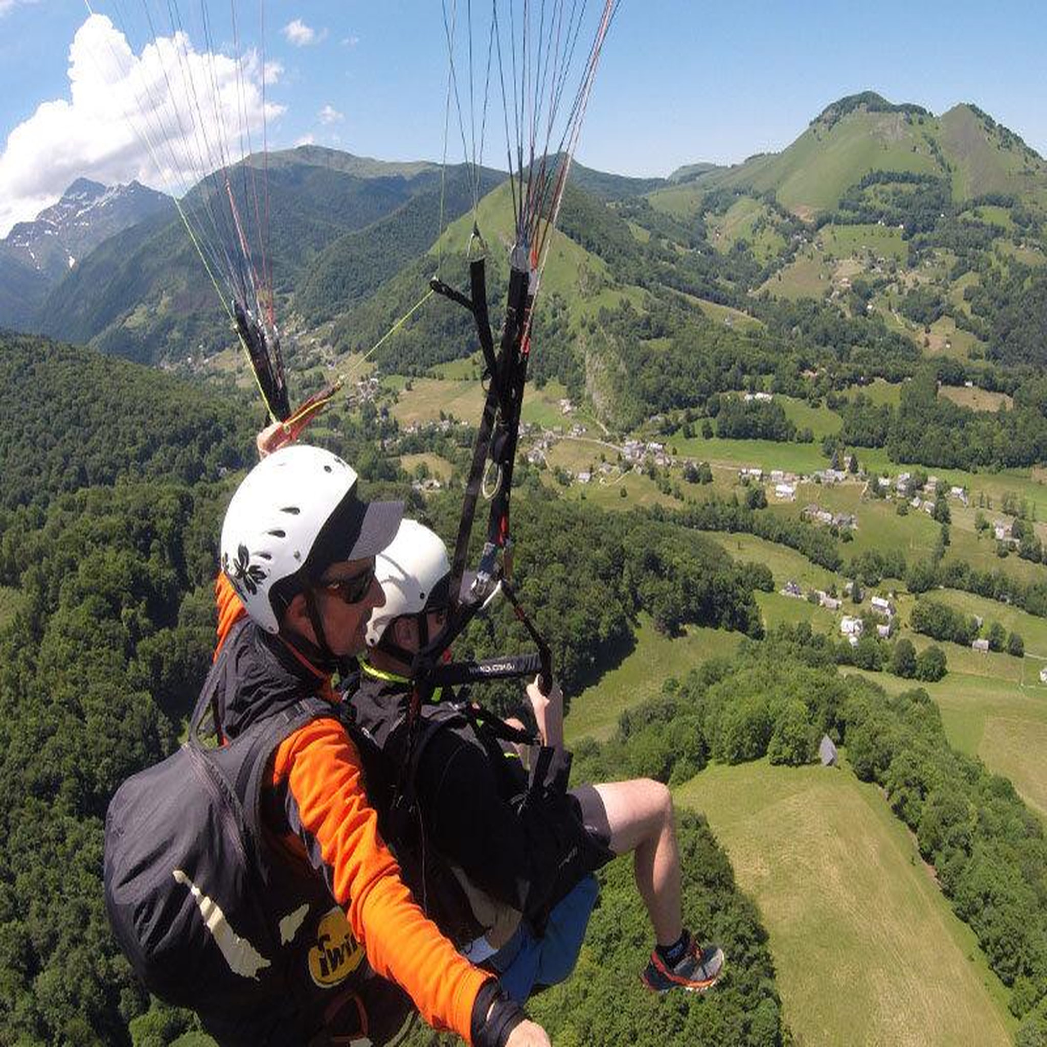 Voir la diapositive 3 : Smartbox Vol parapente en tandem de 15 min près de lourdes - coffret cadeau sport & aventure