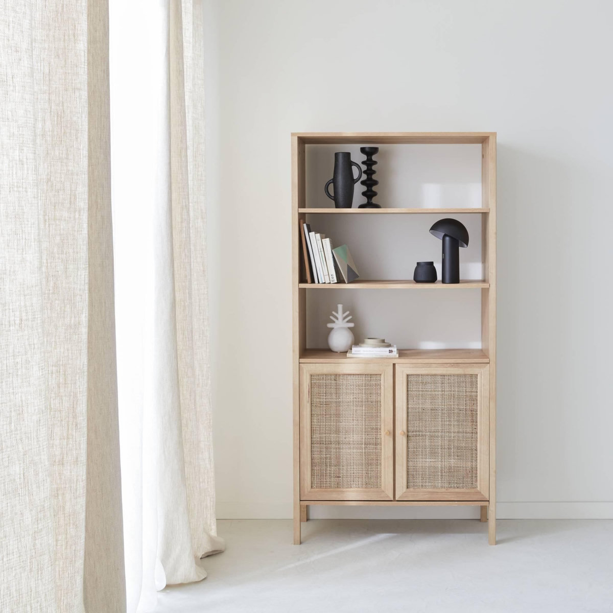 SWEEEK Bibliothèque décor bois et cannage - Bohème - 4 niveaux. 2 portes. 5 étagères