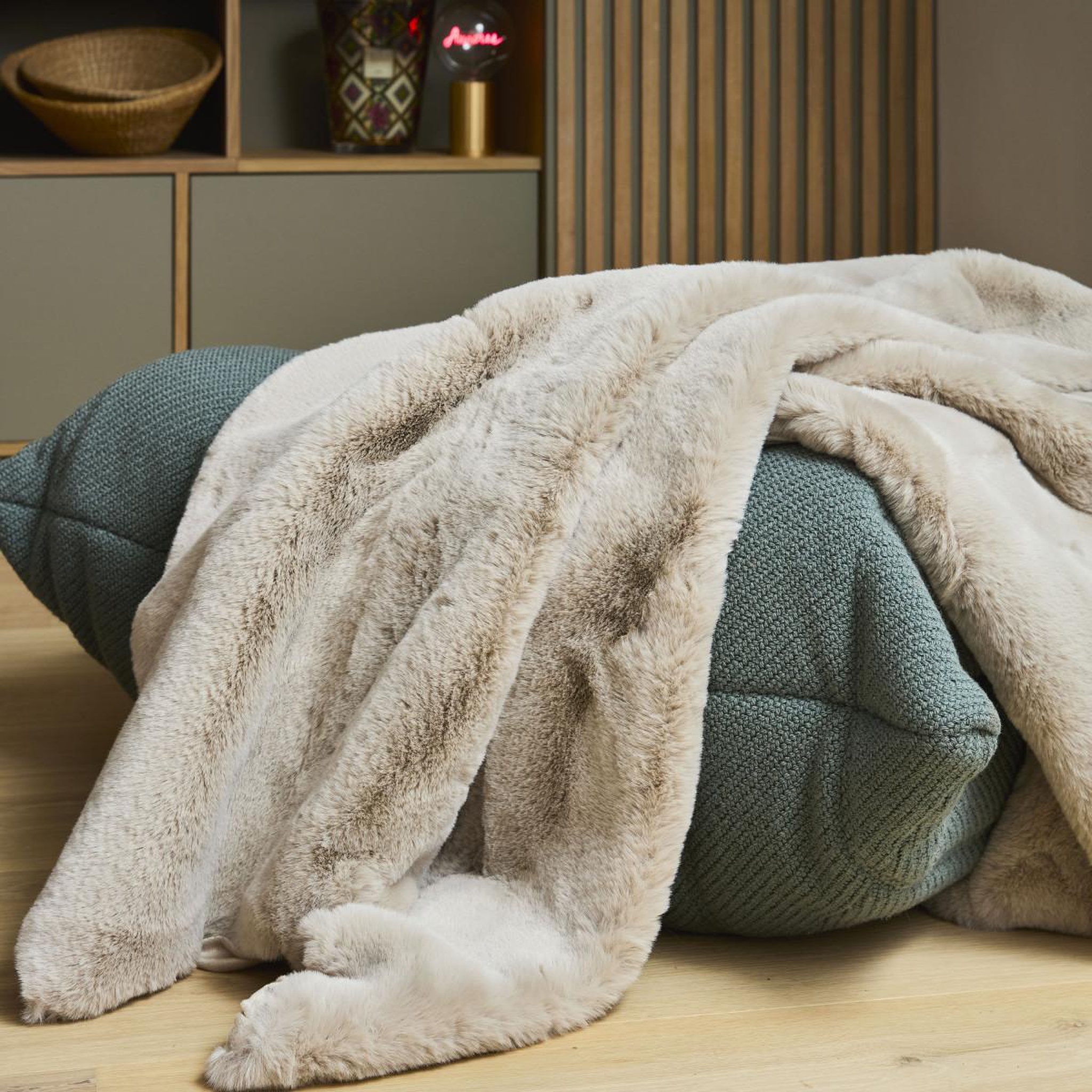 FUTURE HOME Plaid fausse fourrure 150x200 cm. Coloris disponibles : Beige, Vert, Gris, Marron
