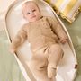 Voir la diapositive 6 : Petit Béguin Ensemble gilet et pantalon avec pieds bébé en tricot Hello Baby