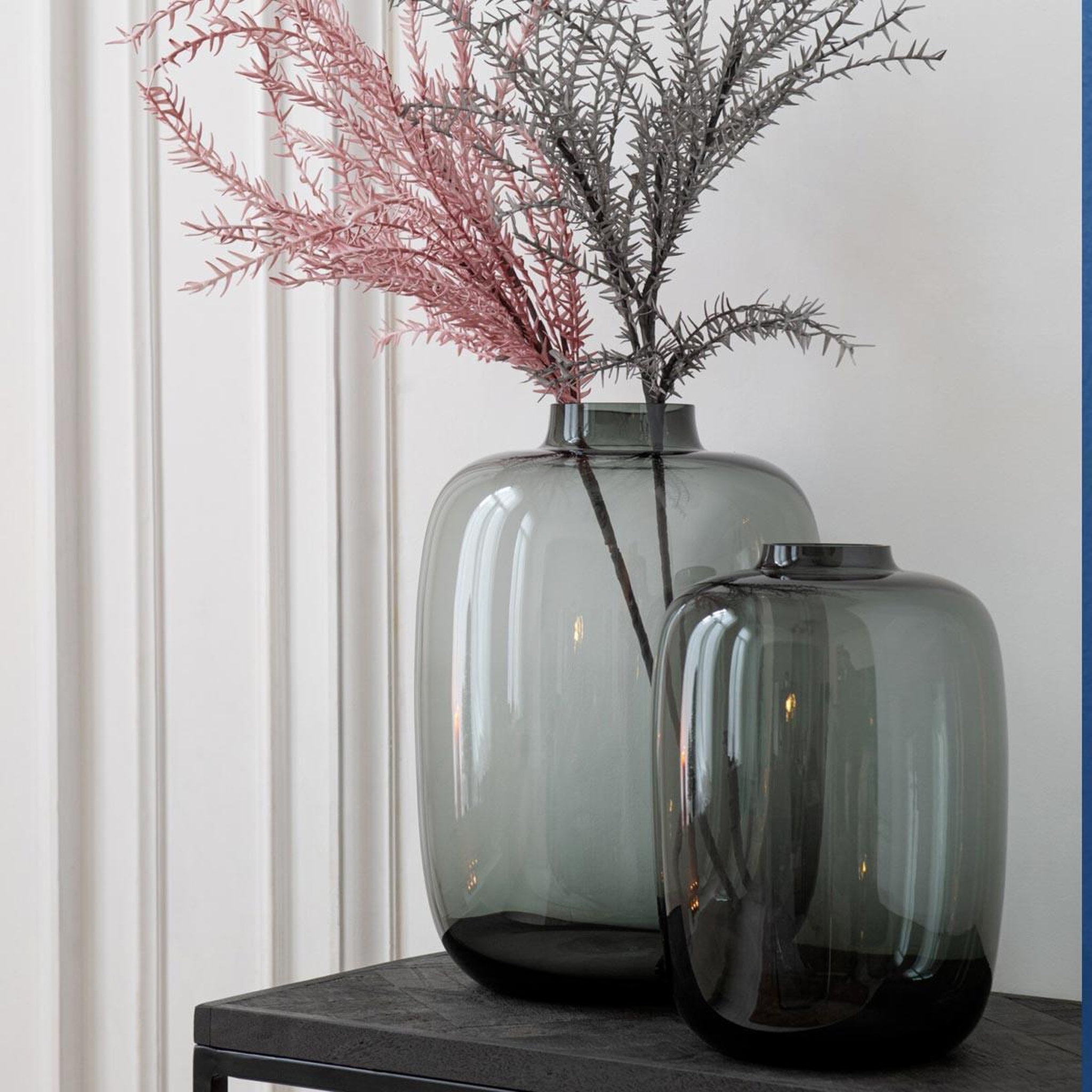 Voir la diapositive 2 : J-LINE Vase design en verre  cleo  45cm gris