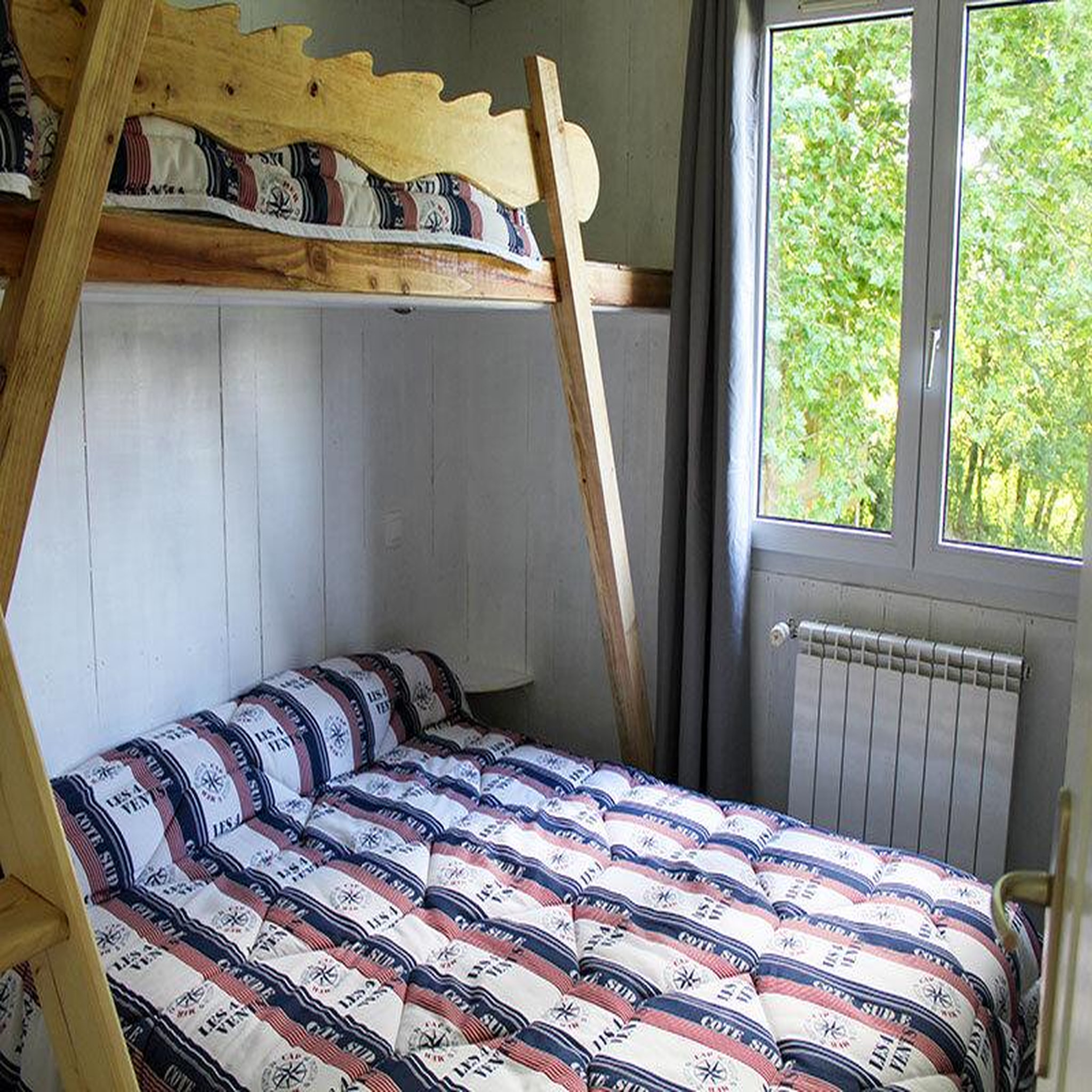 Voir la diapositive 2 : Smartbox Séjour au camping en famille : 2 jours insolites en carrelet près de cognac - coffret cadeau séjour