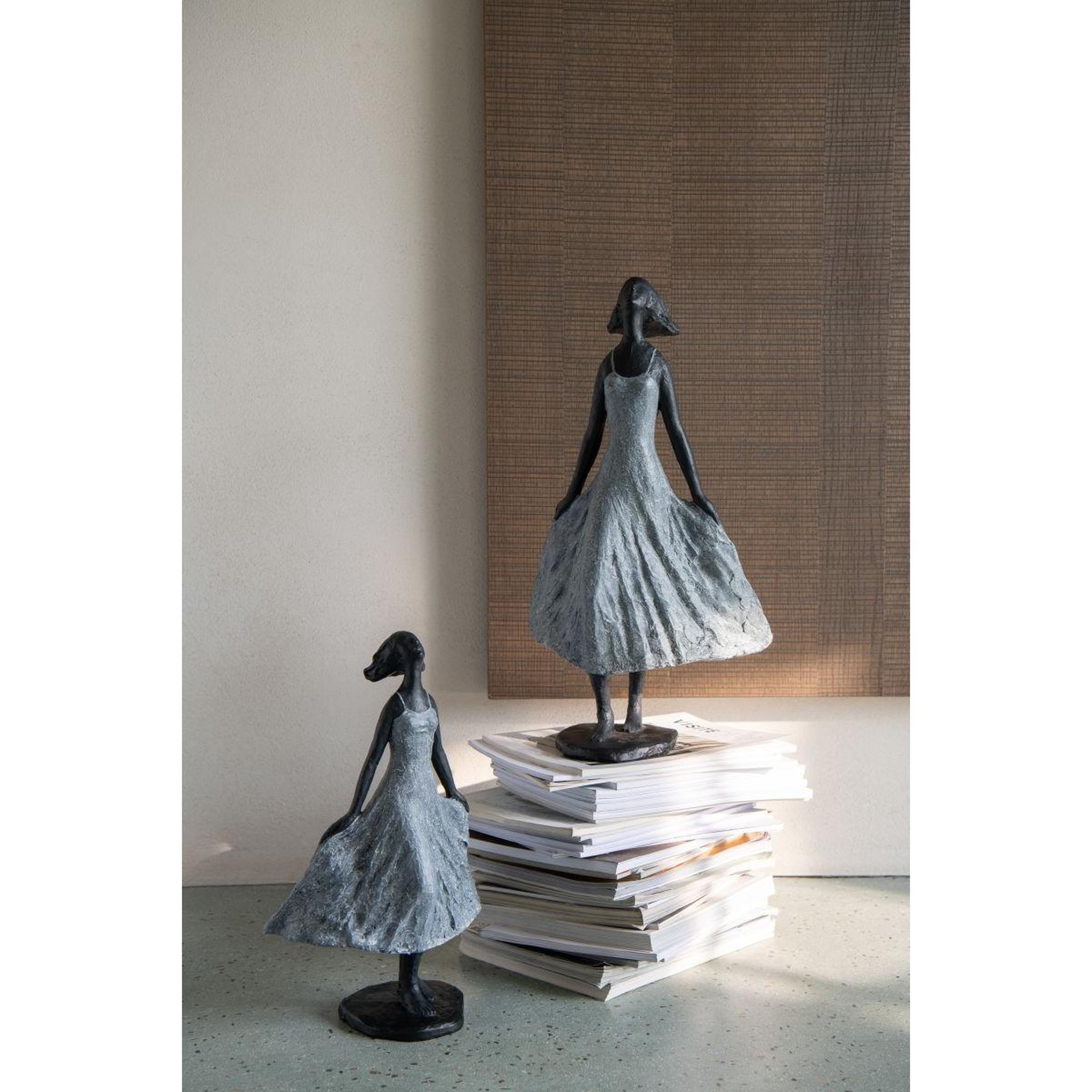 Voir la diapositive 5 : J-LINE Statue fille en résine  ciel  54cm gris