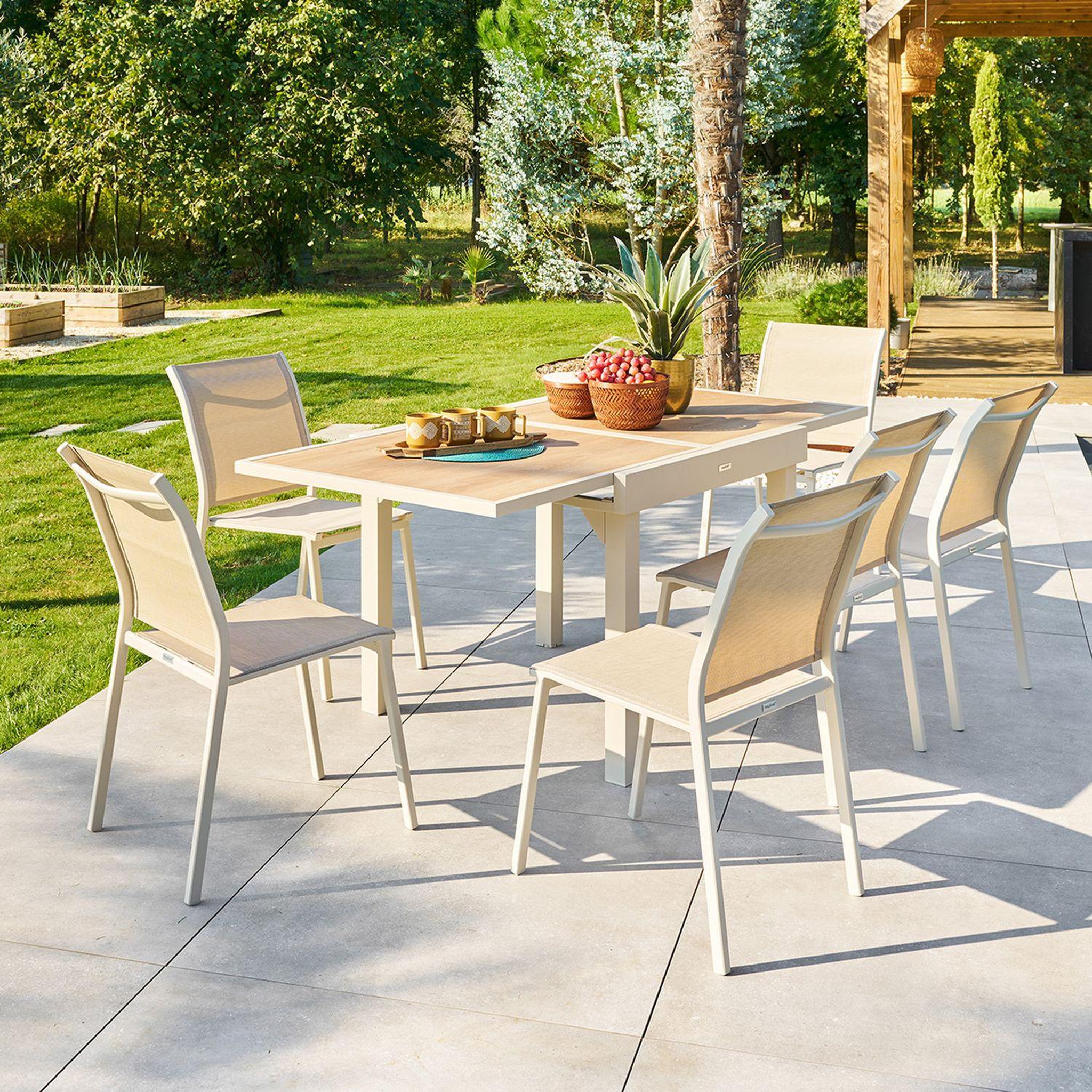 Voir la diapositive 2 : HESPERIDE Table de jardin extensible en aluminium effet bois 8 places PIAZZA