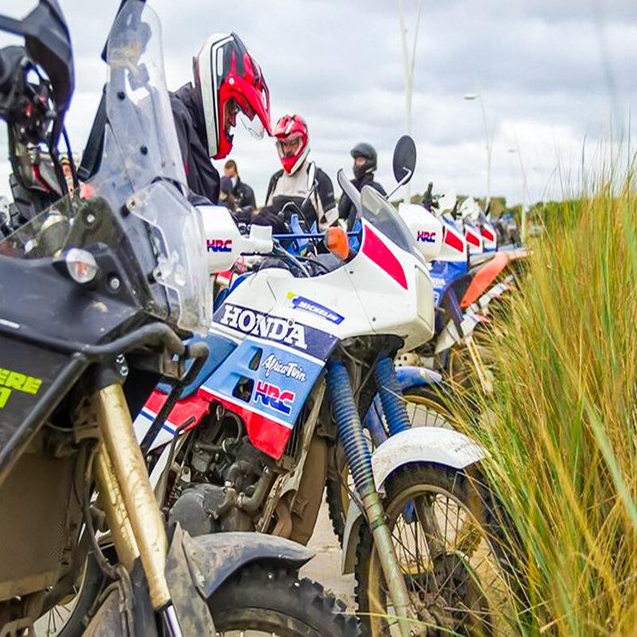 Voir la diapositive 2 : Smartbox Randonnée moto de 4h avec équipement de pilote intégral et collation - coffret cadeau sport & aventure