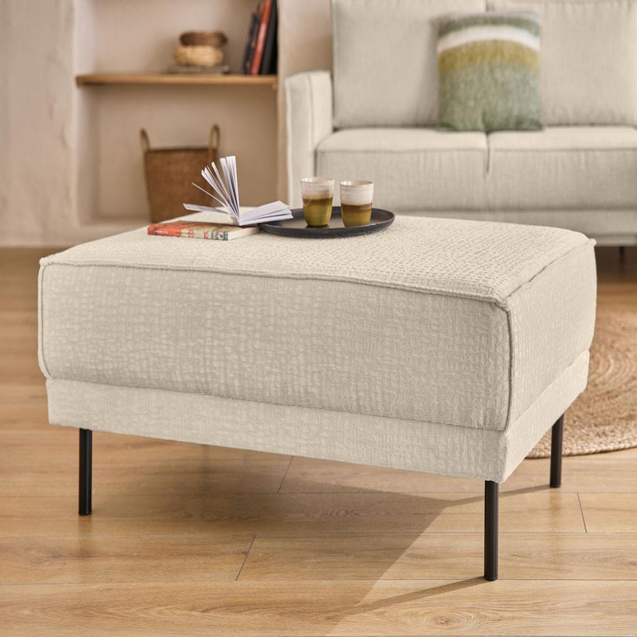 Voir la diapositive 1 : LISA DESIGN Charlie - pouf - pieds hauts - en tissu velours relief