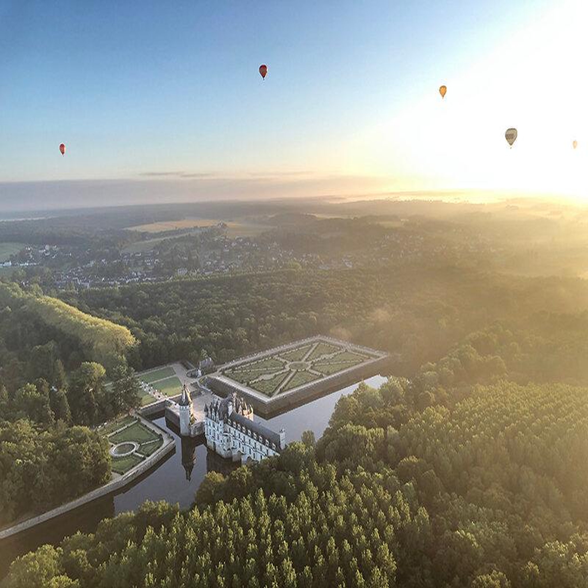 Voir la diapositive 4 : Smartbox Vol en montgolfière au-dessus du château d'Amboise - Coffret Cadeau Sport & Aventure