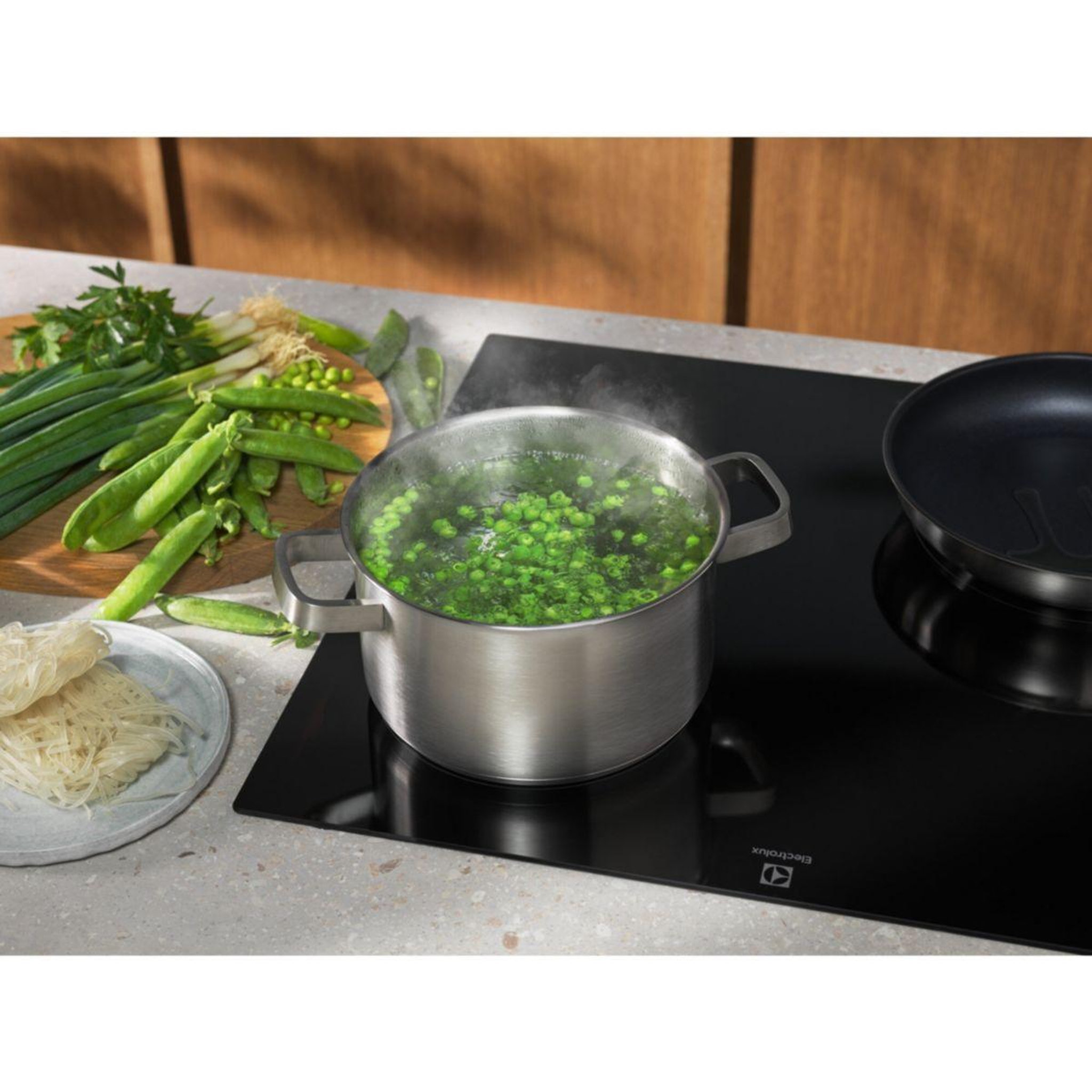 Voir la diapositive 5 : ELECTROLUX Plaque induction eib60320ck - 3 foyers noir 60cm
