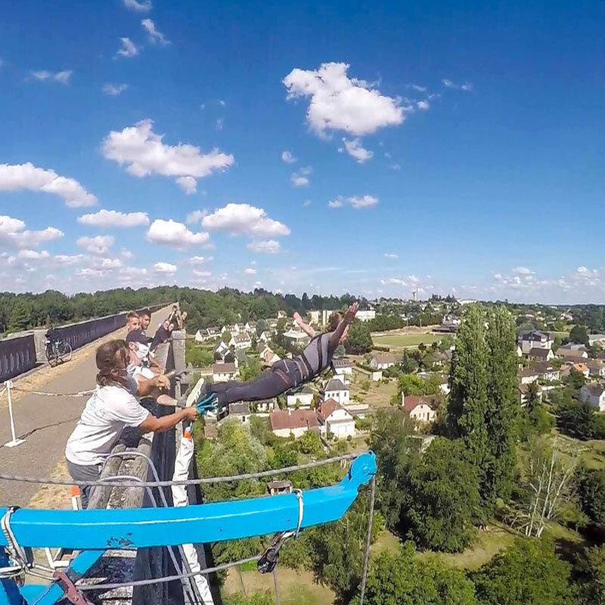 Voir la diapositive 4 : Smartbox Saut à l'élastique depuis le viaduc Le Blanc près de Châteauroux pour 2 personnes - Coffret Cadeau Sport & Aventure