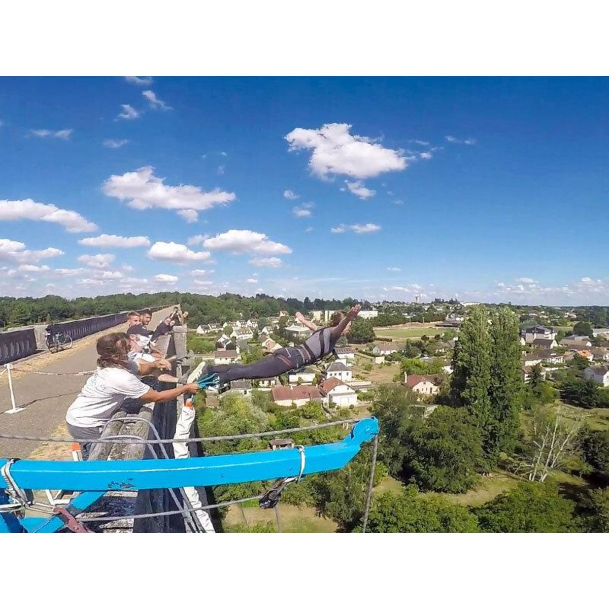 Smartbox Saut à l'élastique depuis le viaduc Le Blanc près de Châteauroux pour 2 personnes - Coffret Cadeau Sport & Aventure