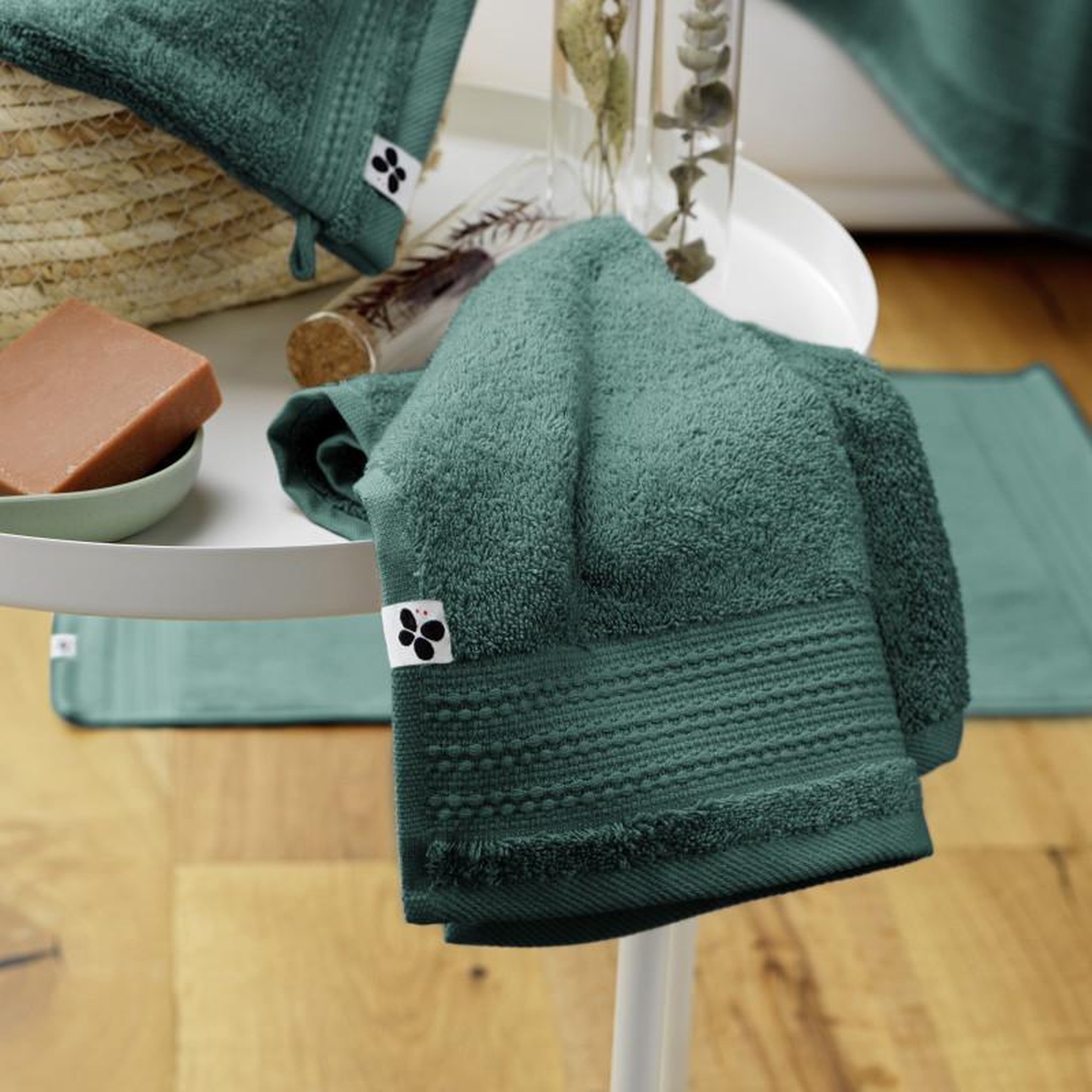 Voir la diapositive 3 : L EFFET PAPILLON Lot de 2 gants de toilette  Garance  15 x 21 cm / 100% Coton Bio / 600 gr/m² l'Effet Papillon -  - Lot de 2 Gants de toilette 15 x 21 cm