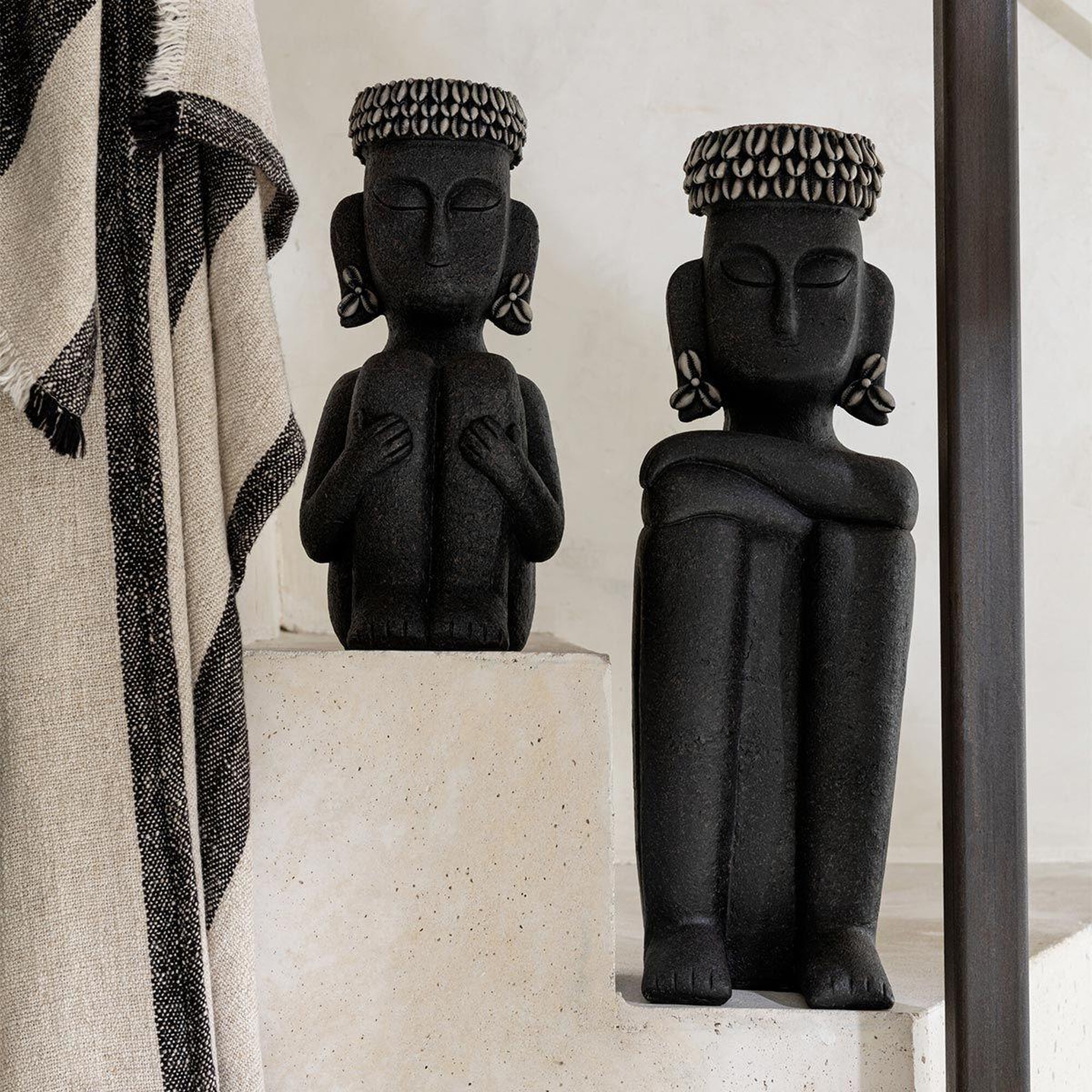 Voir la diapositive 3 : J-LINE Statue déco  assise ethnique  49cm noir