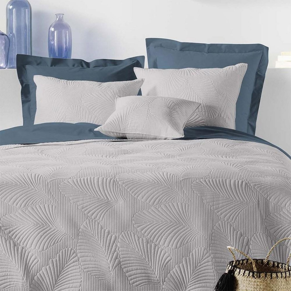 Douceur d'Intérieur Couvre-lit 2 personnes matelassé 220x240 Colombe gris microfibre