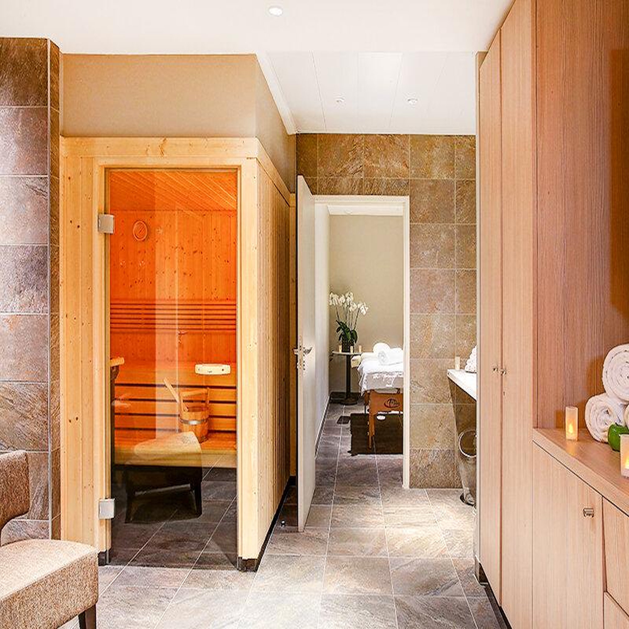 Voir la diapositive 3 : Smartbox 2 jours en hôtel de charme 4* avec accès illimité au sauna et dîner 3 plats à meudon-la-forêt - coffret cadeau séjour