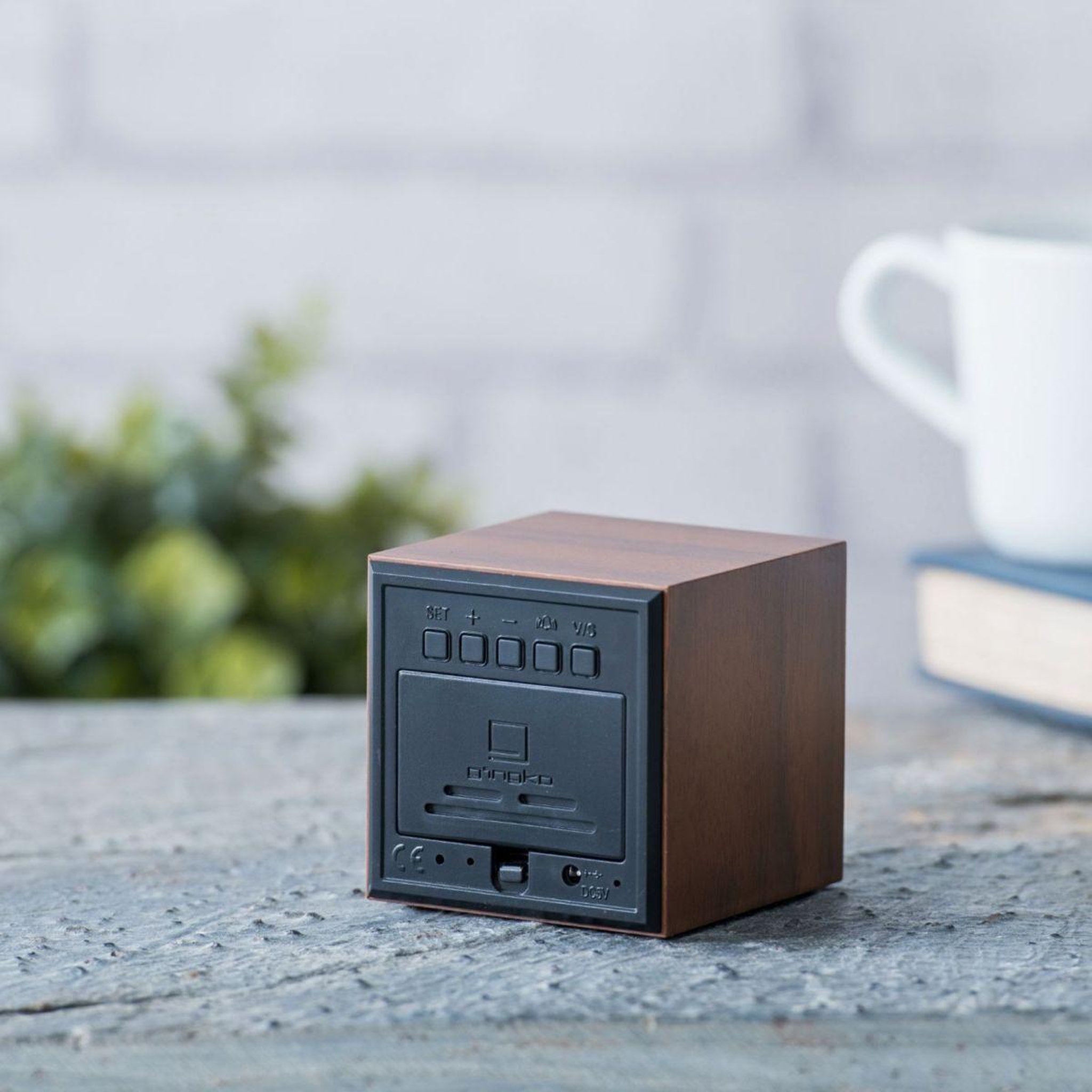 Voir la diapositive 4 : Gingko Radio réveil Cube Click Clock - LED Noyer / Vert