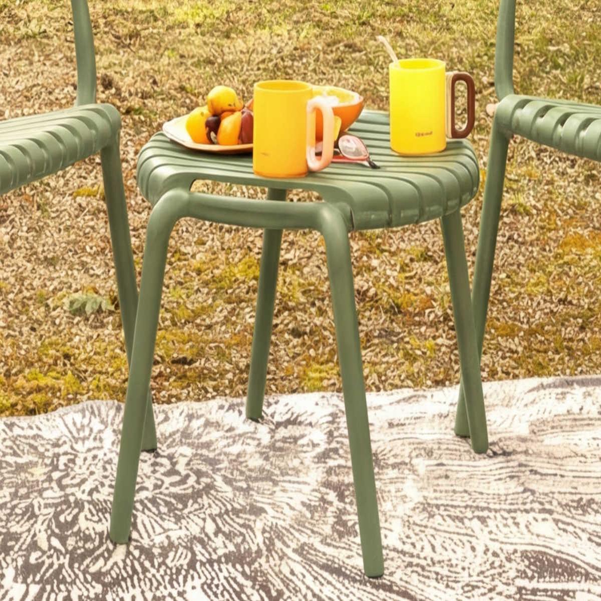 Voir la diapositive 3 : Jardiline Table basse de jardin ronde en résine PP 50 % recyclé Joysxee - Ø50 cm - Vert sauge - Jardiline