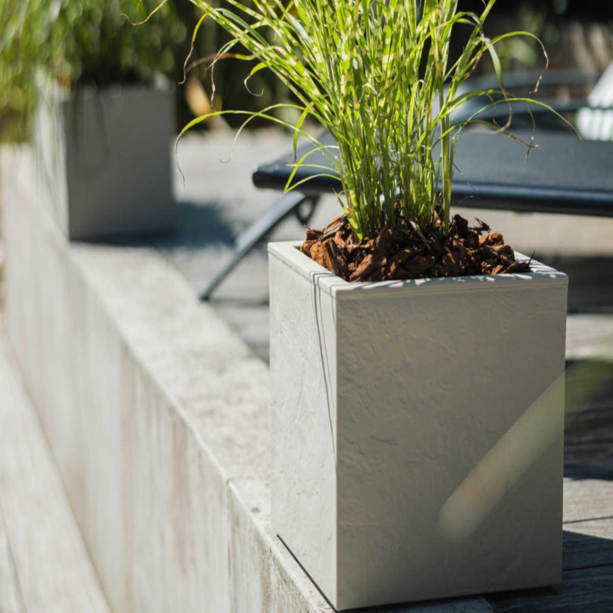 Voir la diapositive 2 : Eda Jardinière carrée Volcania Up effet pierre 21 L - Beige calcaire - Eda