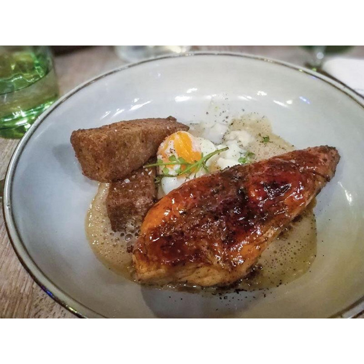 Smartbox Adresses gastronomiques : menu 2 plats au restaurant Un Petit Cabanon Bouillon à Marseille - Coffret Cadeau Gastronomie