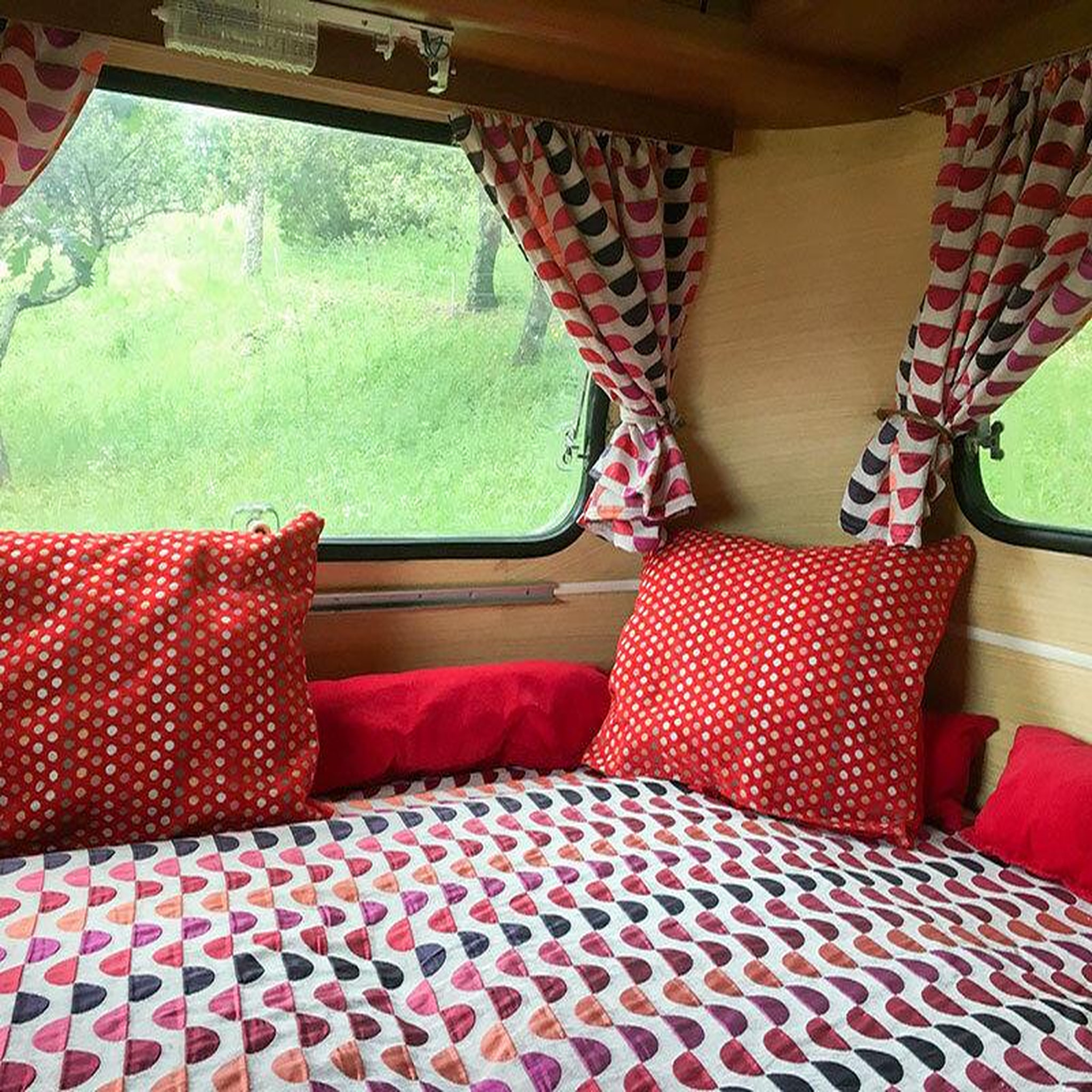 Voir la diapositive 3 : Smartbox Séjour de charme : 4 jours en caravane vintage avec piscine près de sainte-maxime - coffret cadeau séjour