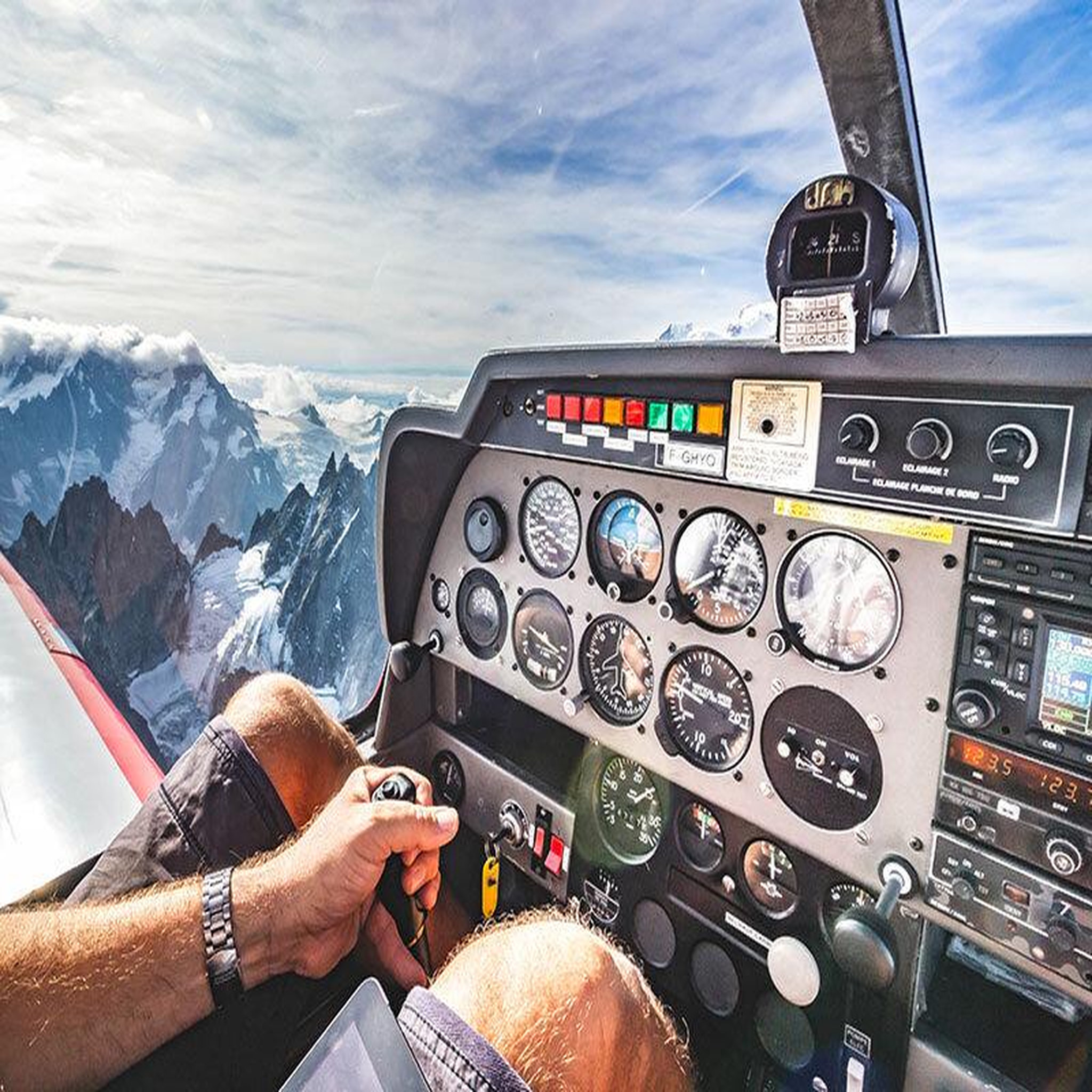 Voir la diapositive 2 : Smartbox Vol en avion privé d'1h pour 3 à besançon - coffret cadeau sport & aventure