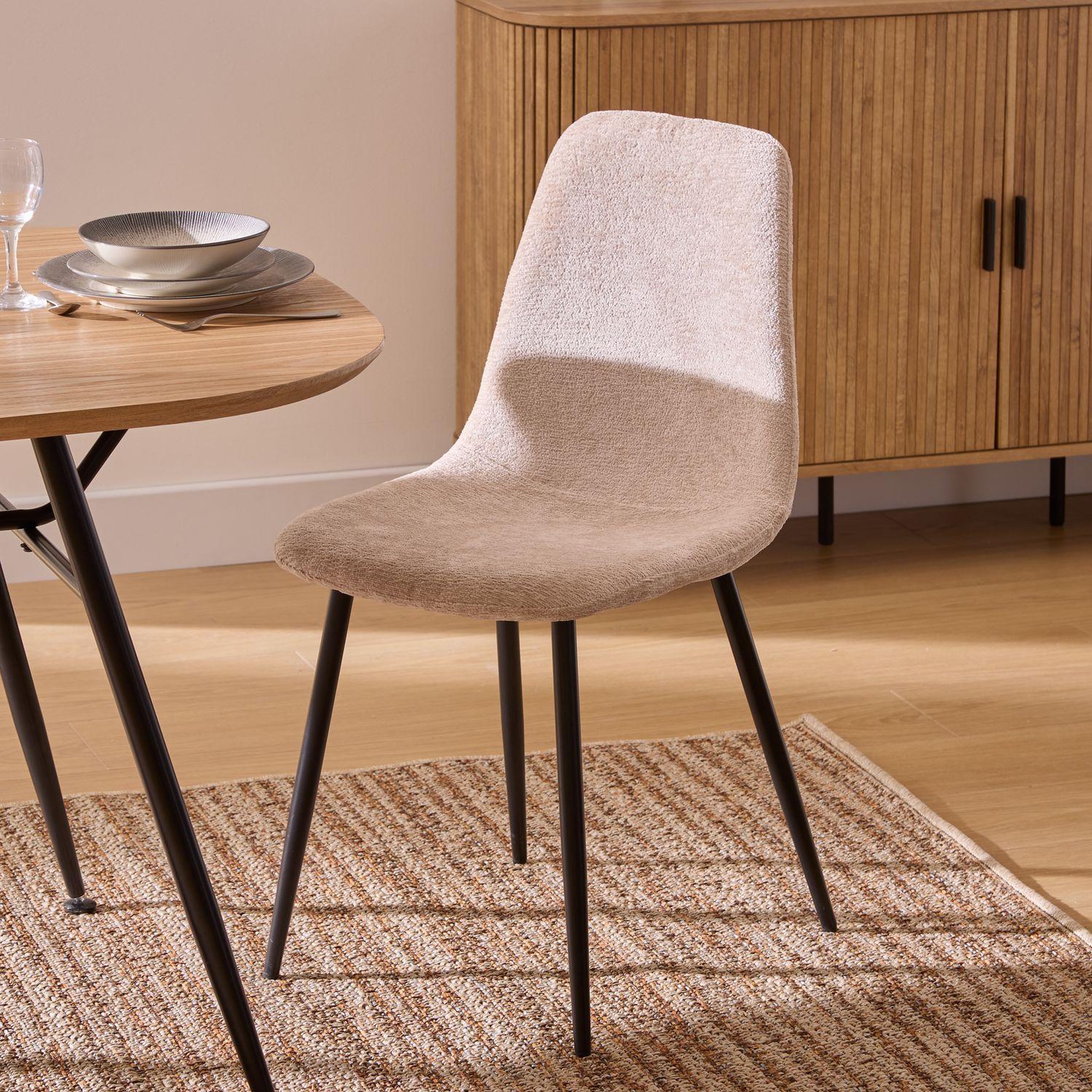 Voir la diapositive 2 : TOILINUX Lot de 4 chaises en tissu chenille et pieds métal tyka