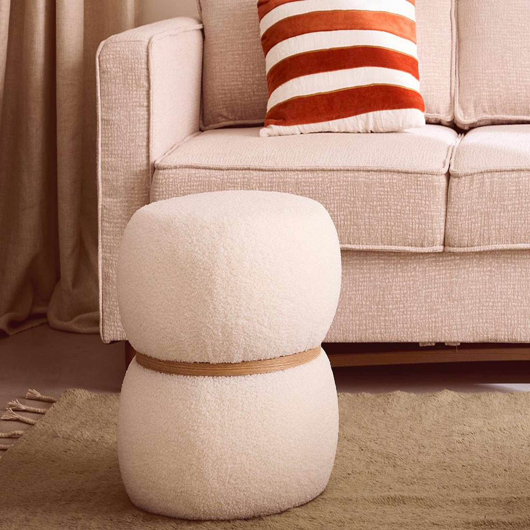 Voir la diapositive 2 : LISA DESIGN Sataya - pouf - en tissu bouclette