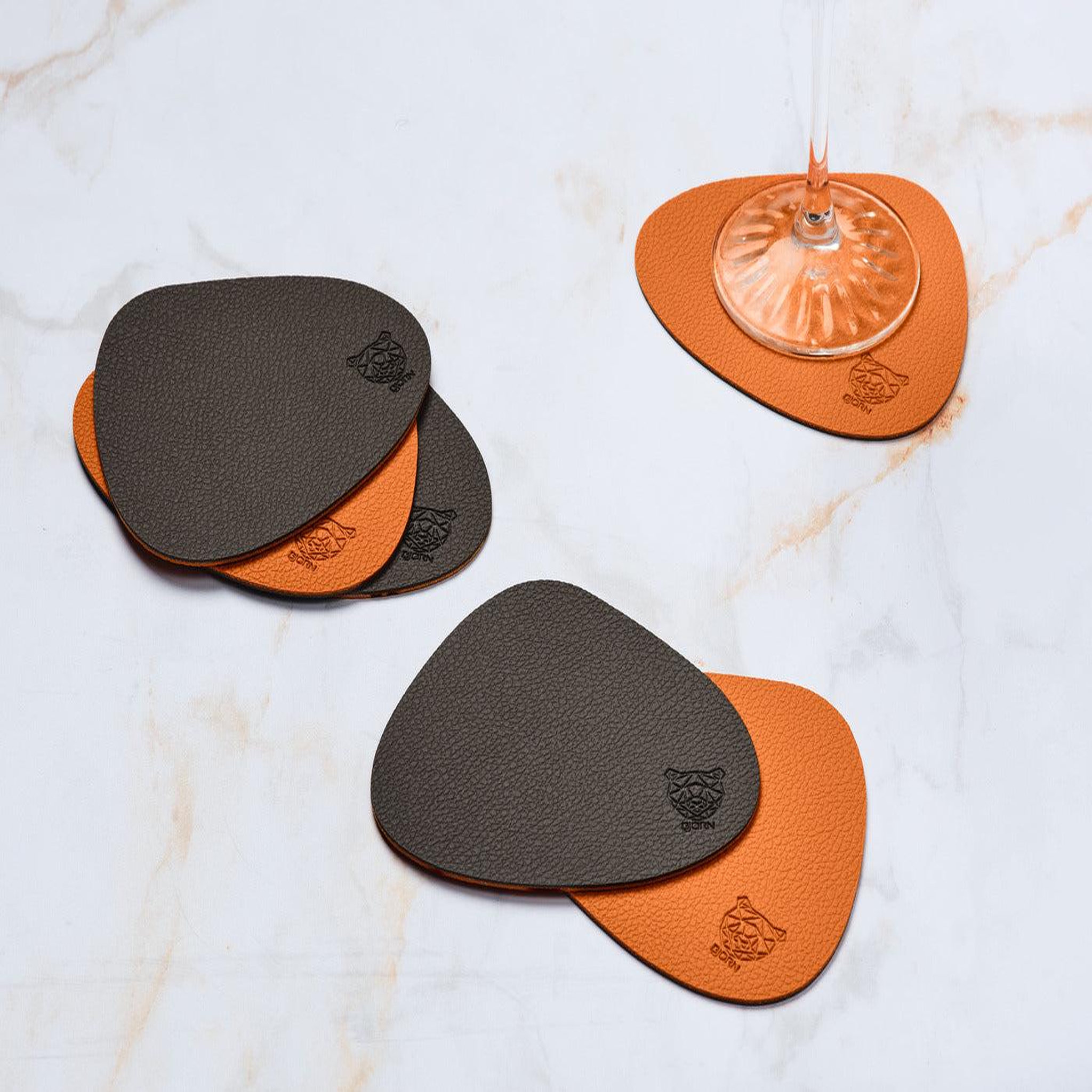 Voir la diapositive 2 : BJORN Sous-verre curve réversible - 6 pièces - cuir recyclé orange et chocolat