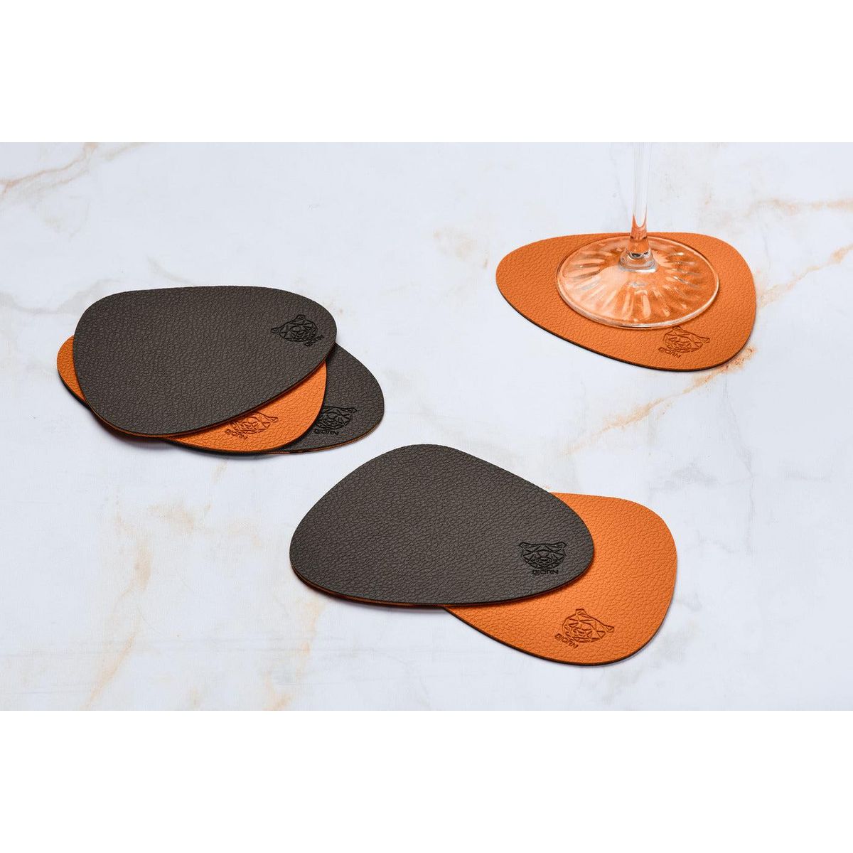 BJORN Sous-verre curve réversible - 6 pièces - Cuir recyclé orange et chocolat