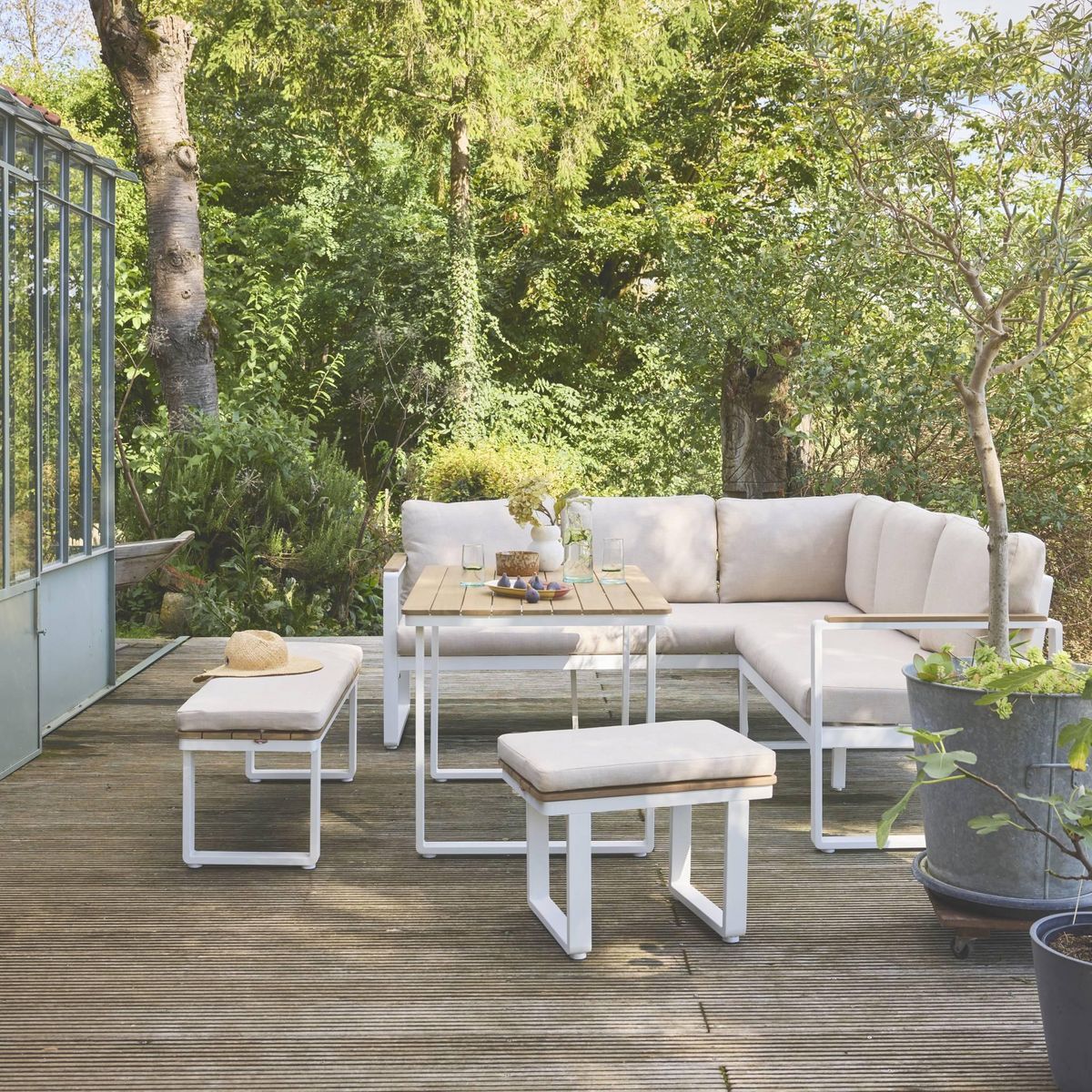 SWEEEK Salon de jardin PAMPAS 8 places en bois d'acacia et aluminium, coussins beiges en polyester, avec table rectangulaire