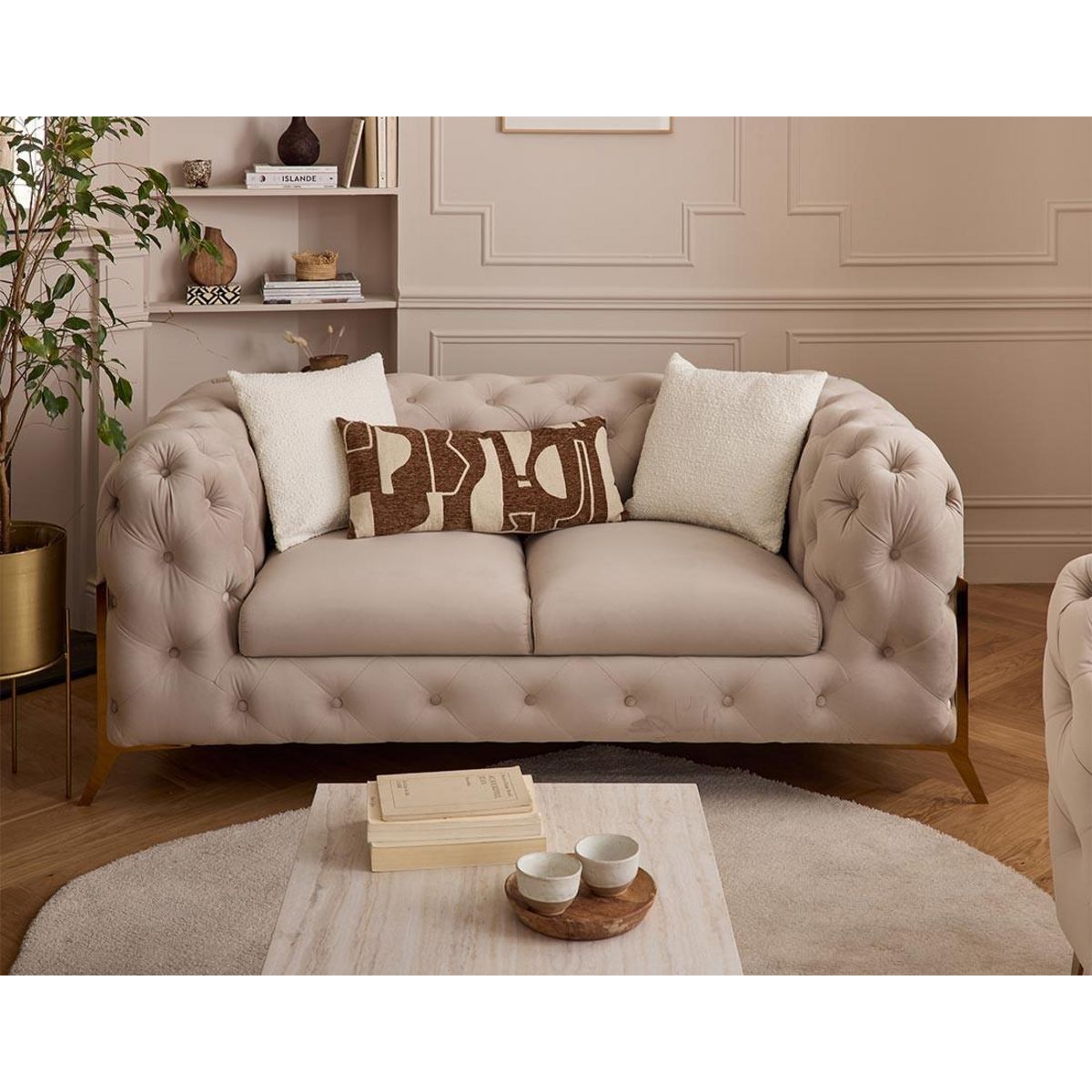 LISA DESIGN Camden - canapé 2 places chesterfield en velours - pieds en métal doré