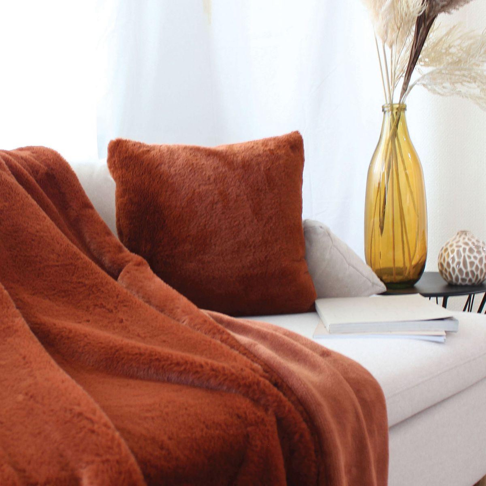 Voir la diapositive 2 : ENJOY HOME Coussin déco imitation fourrure  rabbit pop  40x40cm cuivre