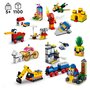 LEGO Classic 11021 90 ans de jeu, Boîte de Briques avec 15 mini Jouets de Modèles Emblématiques avec Château Fort et Train
